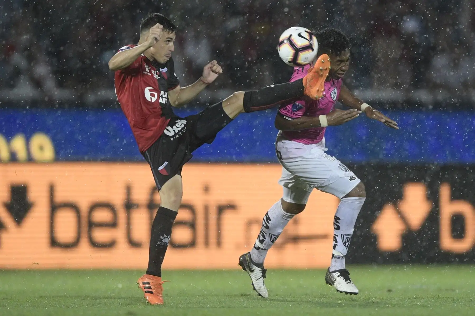 El argentino Colón Gonzalo Escobar (L) y el ecuatoriano Independiente del Valle Anthony Landazuri compiten por el balón durante su último partido de fútbol de la Copa Sudamericana. Foto: AFP