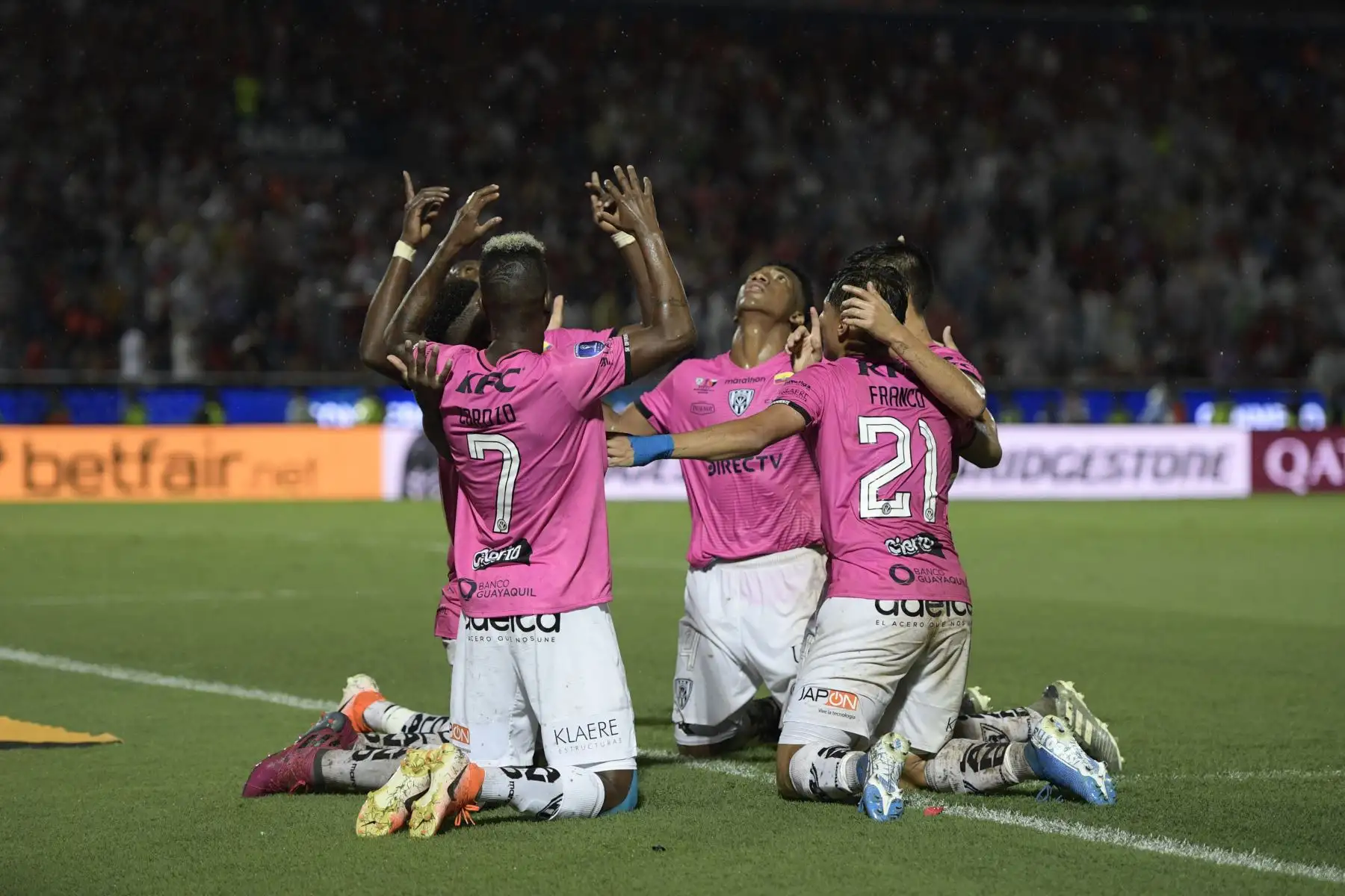 Los jugadores del Independiente del Valle de Ecuador celebran después de derrotar al Colón de Santa Fe de Argentina para ganar el partido de fútbol final de la Copa Sudamericana. AFP