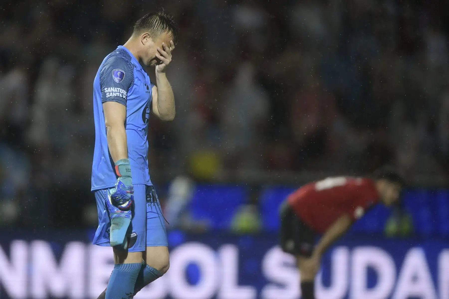 El arquero argentino Colón, el uruguayo Leonardo Burian reacciona después de perder contra el Independiente del Valle de Ecuador al final de su final de la Copa Sudamericana de fútbol. AFP