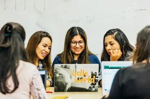 Laboratoria entrena a las estudiantes por 6 meses