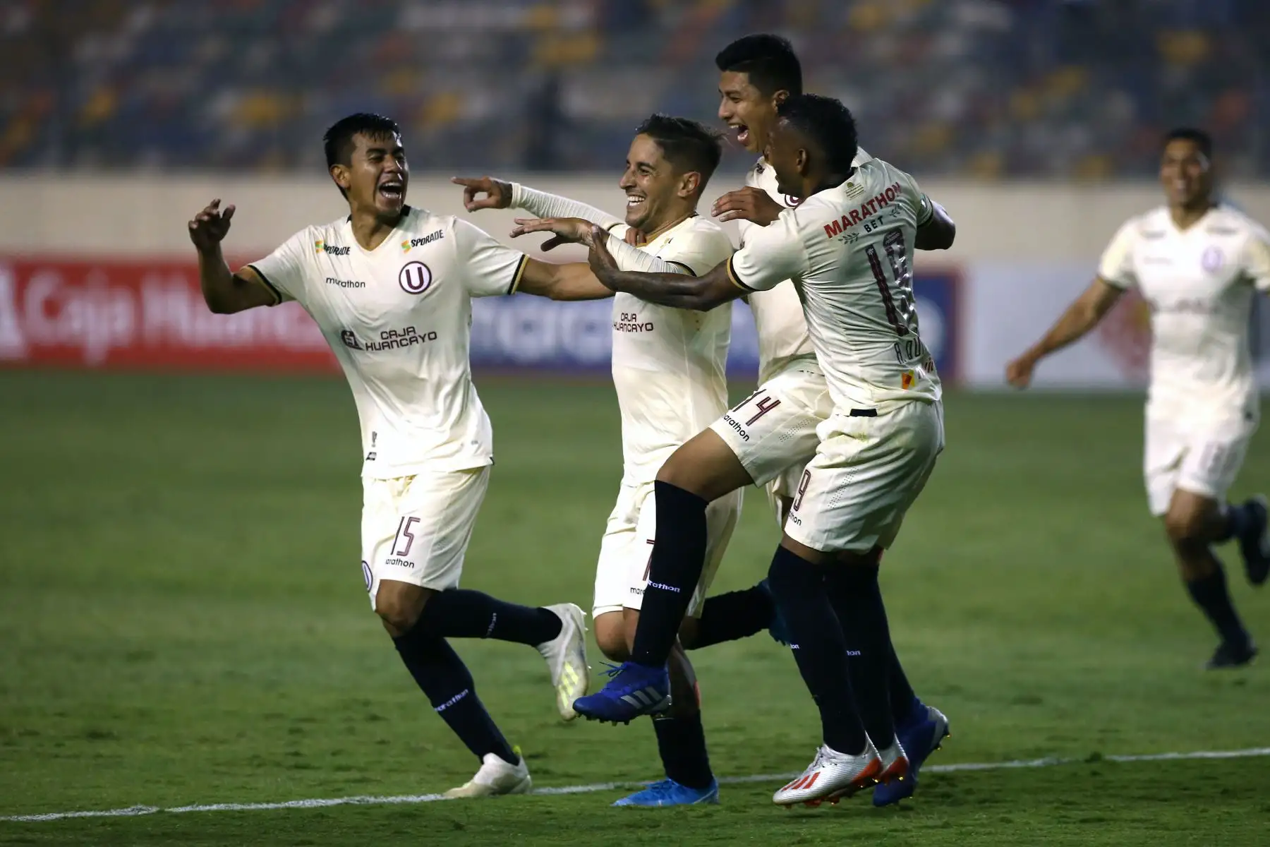 Alejandro Hohberg de Universitario y Vasquez celebran el gol ante Ayacucho FC. Foto: Foto: ANDINA/Vidal Tarqui