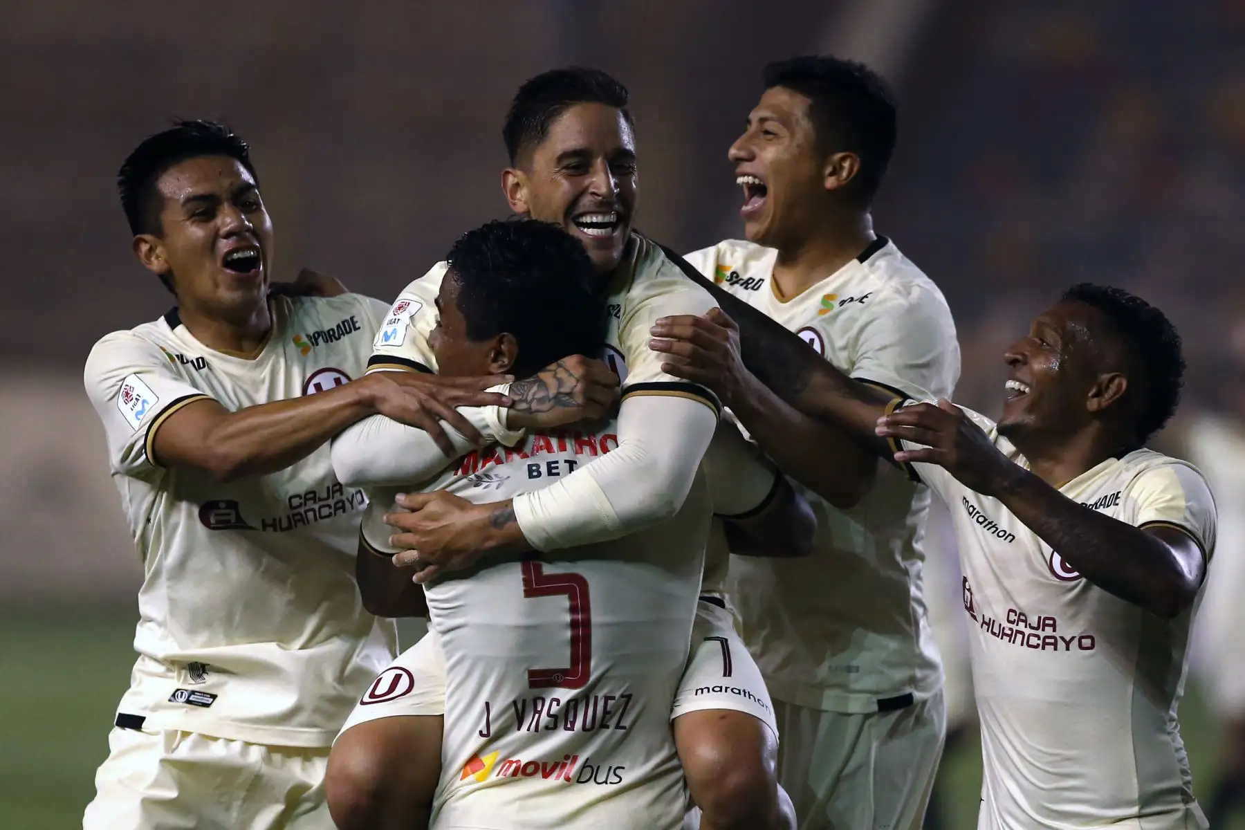 Alejandro Hohberg de Universitario abraza a Vasquez y celebran el gol ante Ayacucho FC. Foto: Foto: ANDINA/Vidal Tarqui