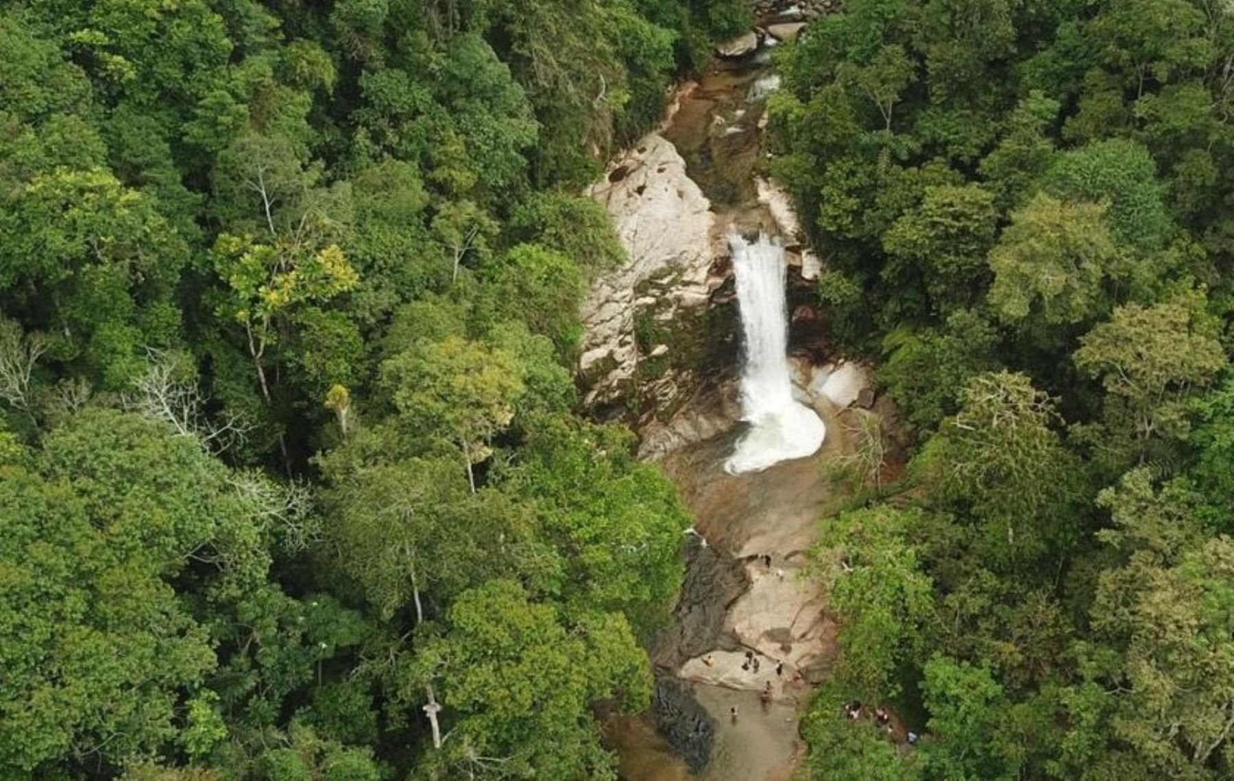La Catarata Tina de Piedra o Imperitaja, como la conocen, está ubicada en el distrito de Pangoa, provincia de Satipo, región Junín.