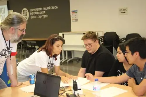 Los universitarios de la PUCP Luis Carranza y Valeria Urbina, junto al alumno italiano Alessandro Shevera, son ganadores del concurso DigiEduHack de las Naciones Unidas.