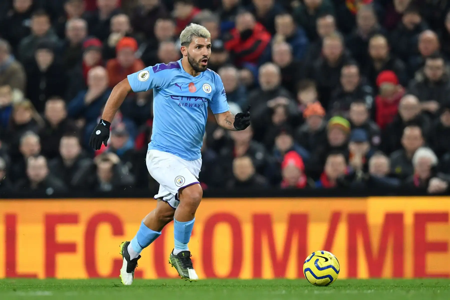 El delantero argentino del Manchester City Sergio Agüero corre con el balón durante el partido de fútbol de la Premier League inglesa entre Liverpool y Manchester City.
Foto: AFP