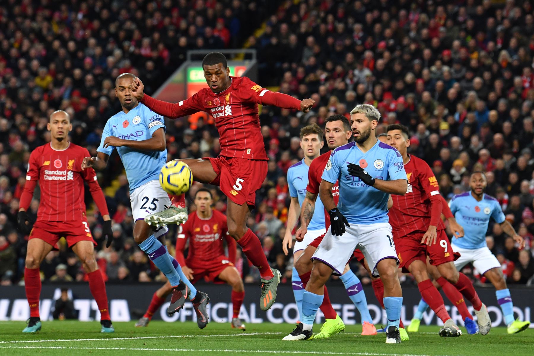 El mediocampista holandés de Liverpool Georginio Wijnaldum  controla el balón durante el partido de fútbol de la Premier League inglesa entre Liverpool y Manchester City.
Foto: AFP