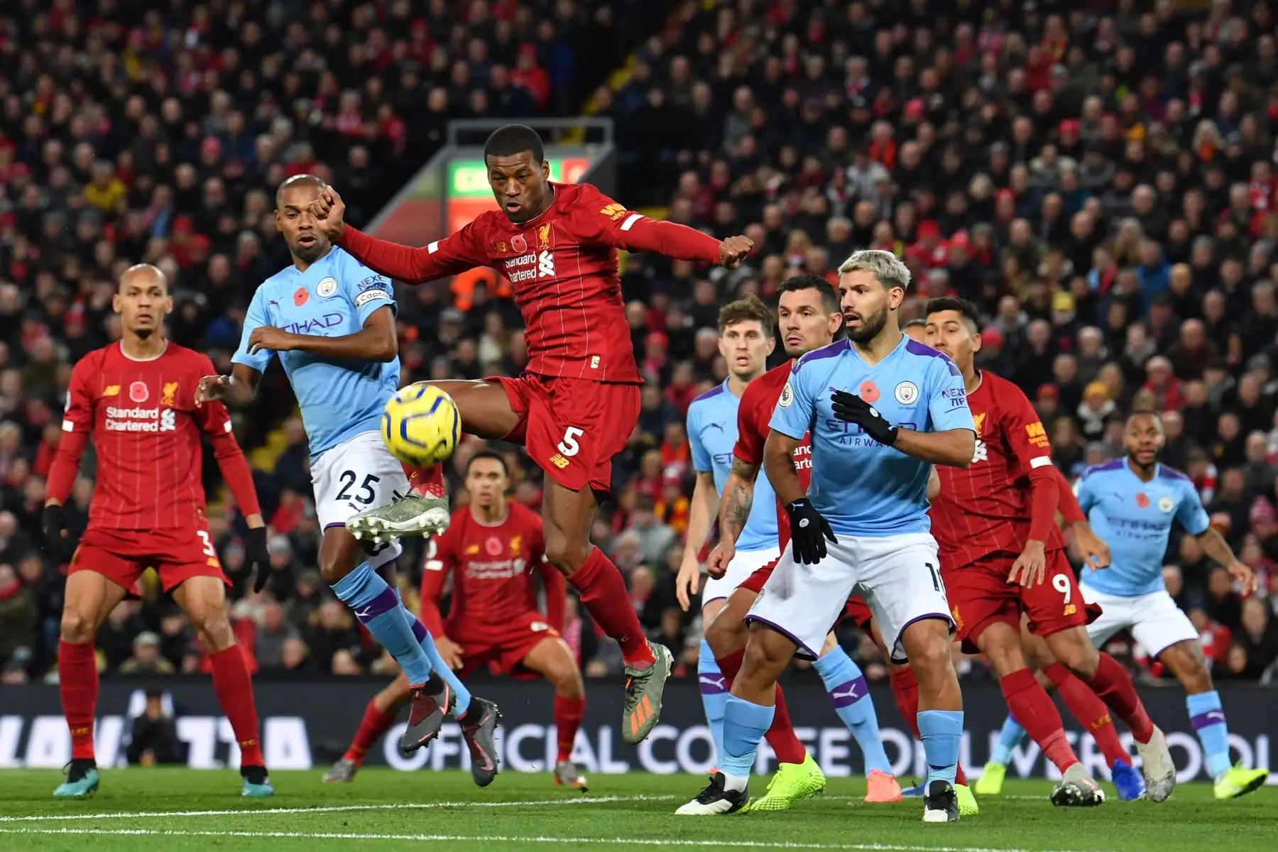 El mediocampista holandés de Liverpool Georginio Wijnaldum  controla el balón durante el partido de fútbol de la Premier League inglesa entre Liverpool y Manchester City.
Foto: AFP