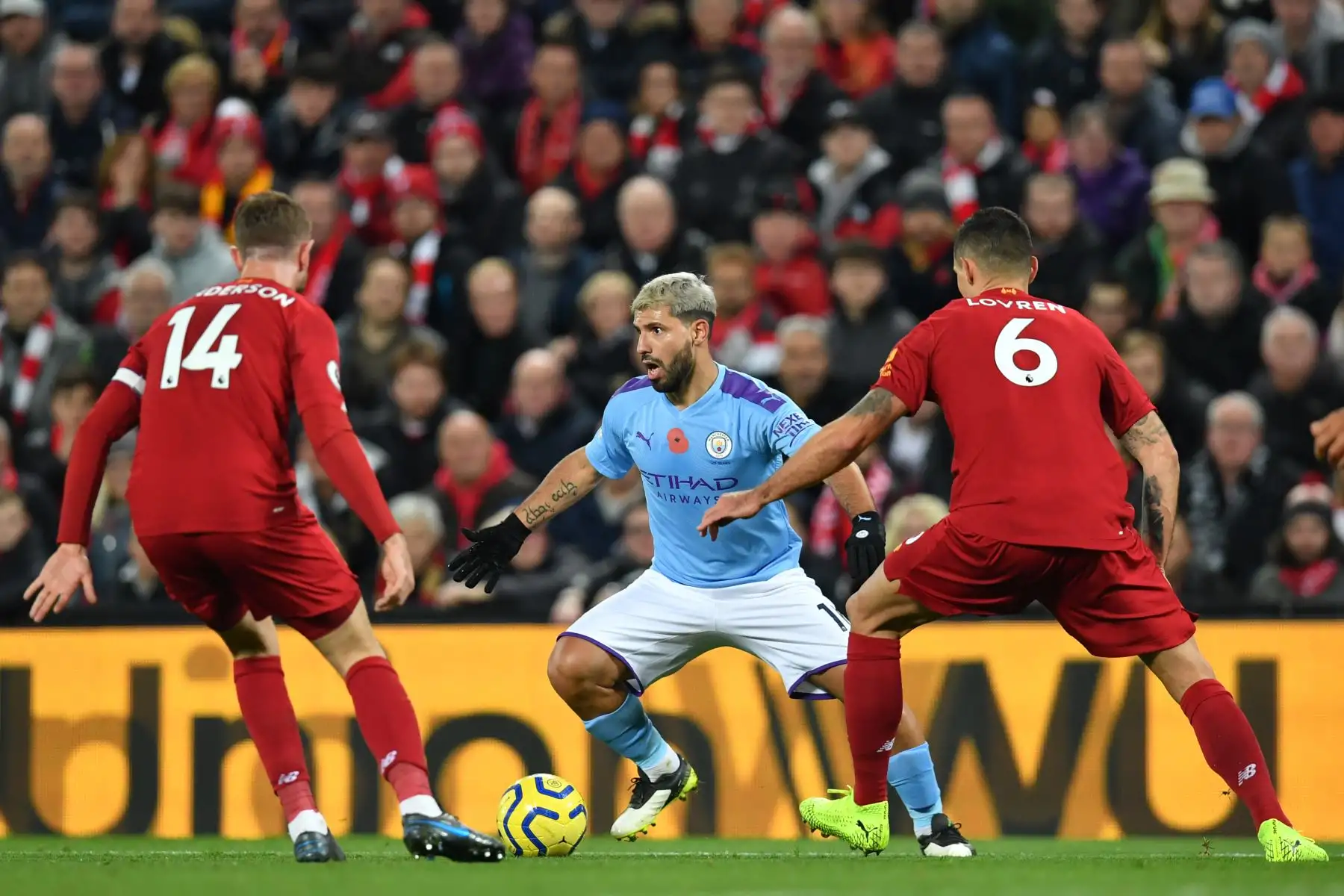 El delantero argentino del Manchester City Sergio Agüero compite con el centrocampista inglés del Liverpool Jordan Henderson  y el defensor croata del Liverpool Dejan Lovren (R) durante el partido de fútbol de la Premier League inglesa entre Liverpool y Manchester City.
Foto: AFP