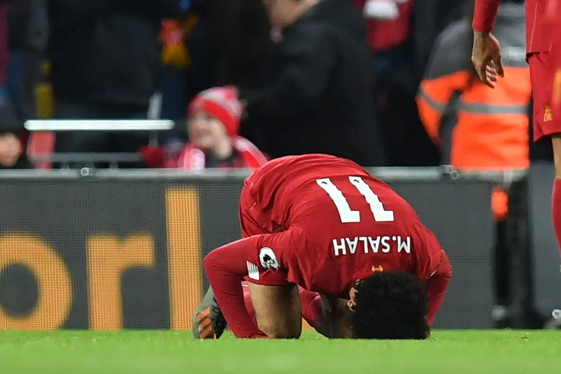 El mediocampista egipcio de Liverpool Mohamed Salah  celebra después de marcar su segundo gol durante el partido de fútbol de la Premier League inglesa entre Liverpool y Manchester City .
Foto:AFP