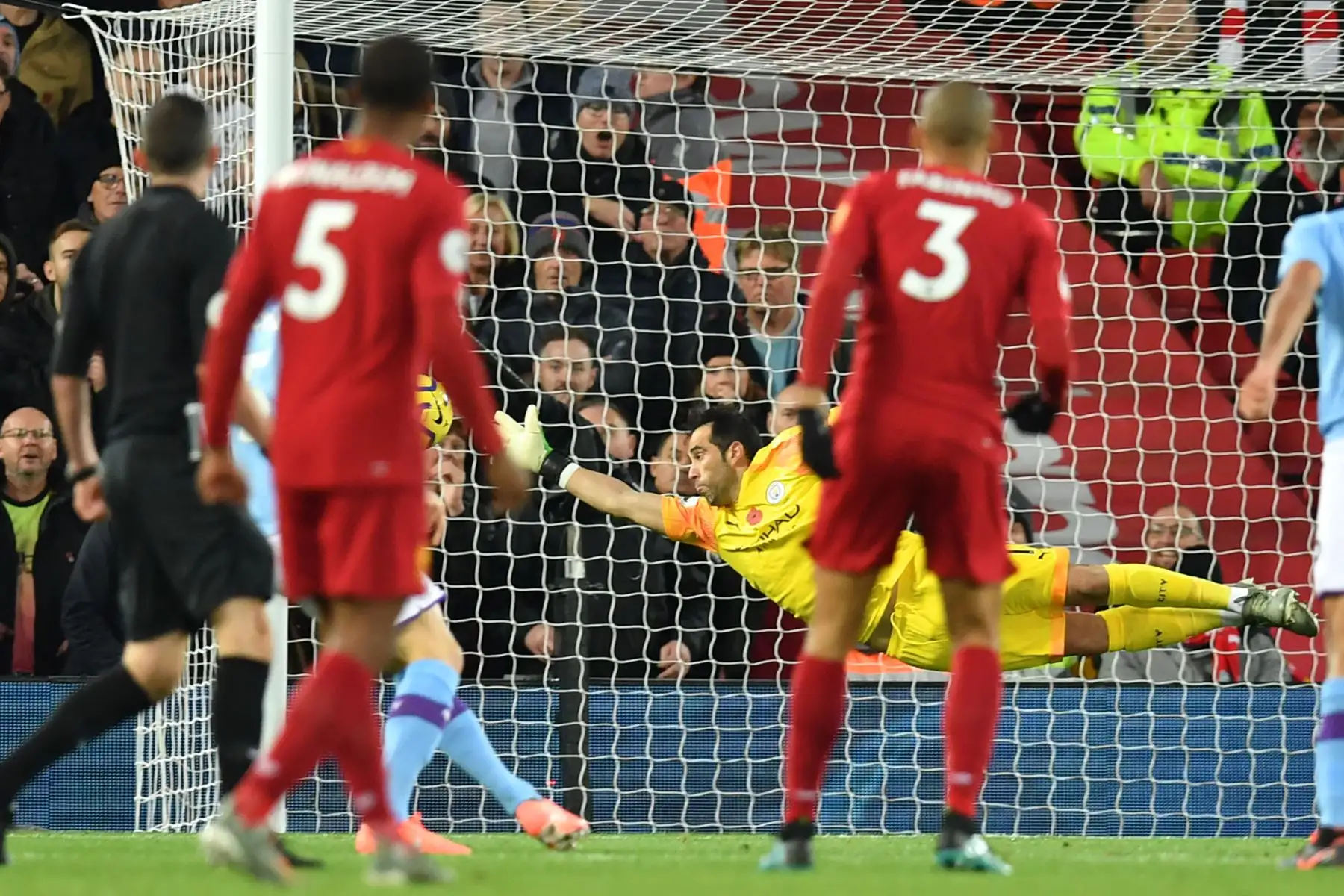 El mediocampista brasileño del Liverpool Fabinho observa cómo el portero chileno del Manchester City, Claudio Bravo, no puede evitar que su tiro marque 1-0 durante el partido de fútbol de la Premier League inglesa entre Liverpool y Manchester City.
Foto: AFP