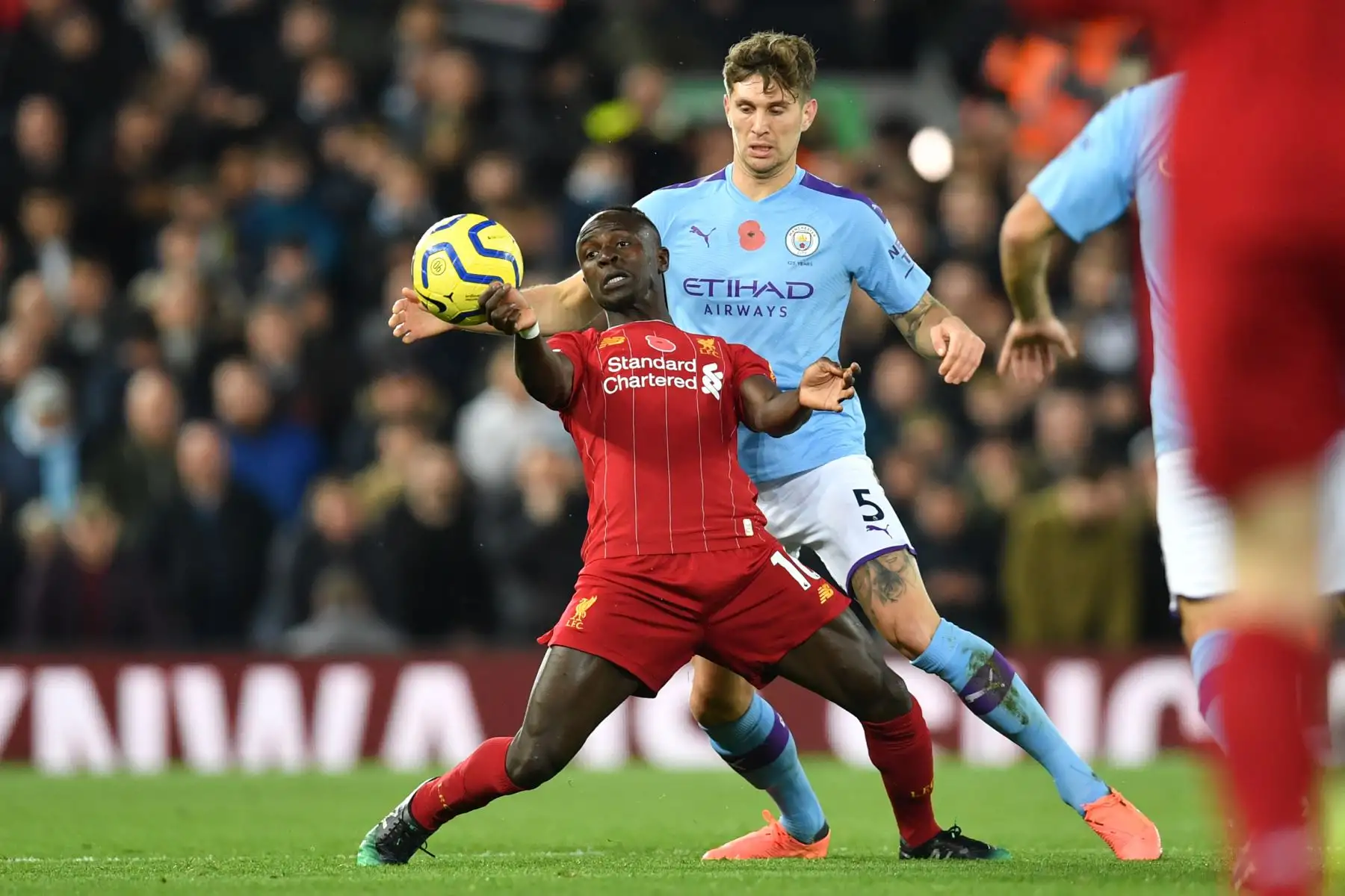 El delantero senegalés del Liverpool Sadio Mane  compite con el defensor inglés del Manchester City John Stones durante el partido de fútbol de la Premier League inglesa entre Liverpool y Manchester City.
Foto: AFP