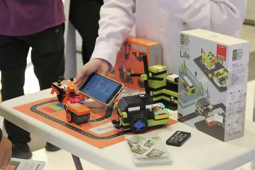 La educación con los kits tecnológicos Microduino se basa en el modelo educativo STEM. Foto: Facebook Microduino Perú.