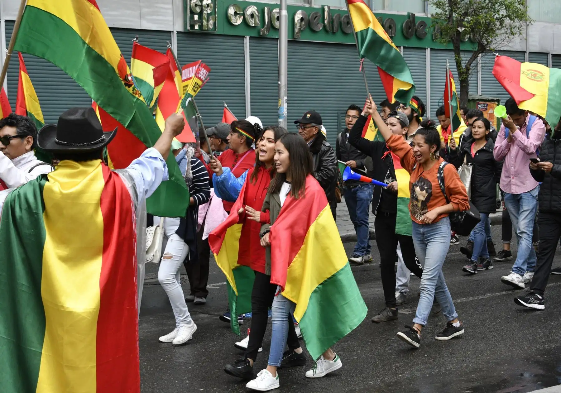 La gente sale a las calles de La Paz para celebrar después de que el presidente boliviano, Evo Morales, anunciara su renuncia a la presidencia de Bolivia.
Foto: AFP