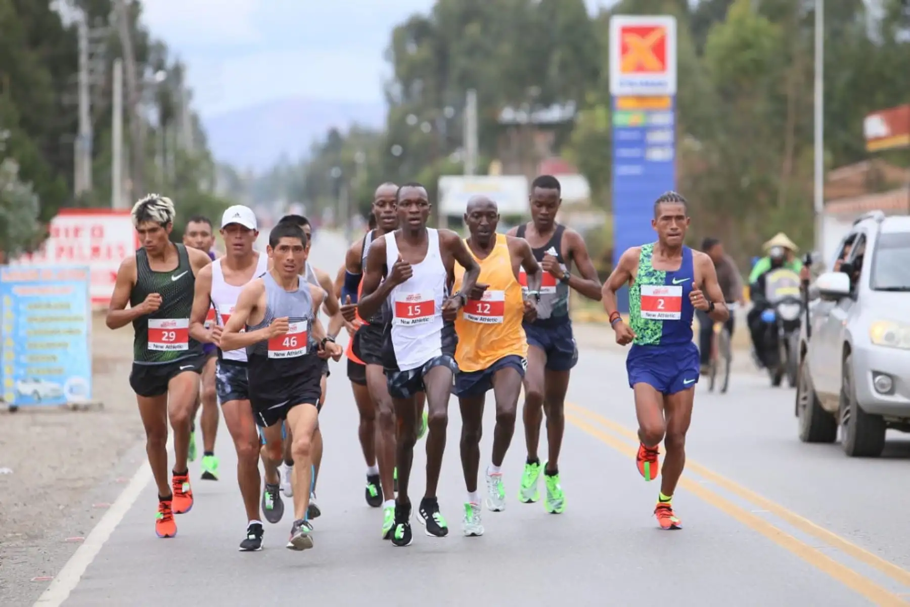 El Campeón de los Juegos Panamericanos Lima 2019 Cristian Pacheco, en gran gesto apoya a su amigo Willy Canchaya para darle ánimos durante su participación en la  XXXV Maratón Internacional de Los Andes en Huancayo.
Foto: Cortesía Abel Aguilar