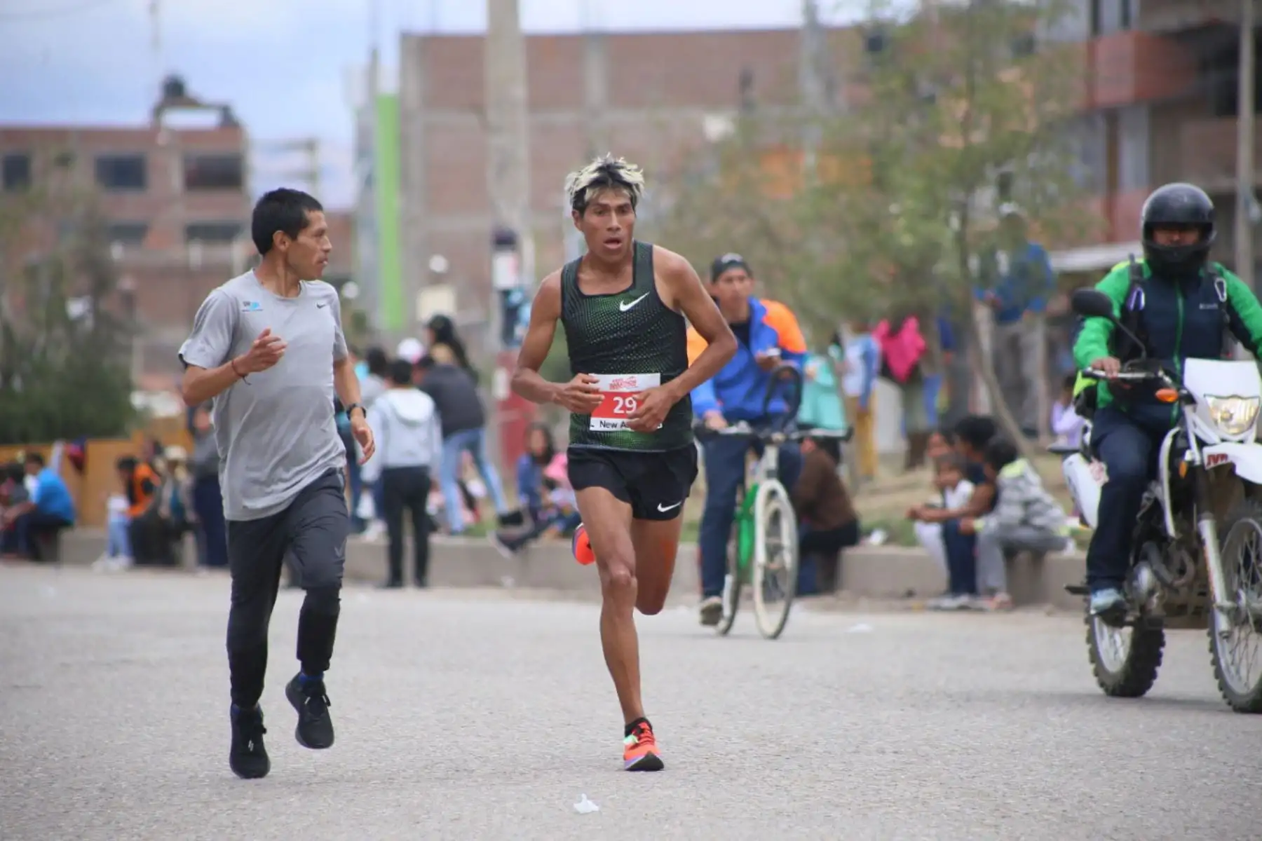 El Campeón de los Juegos Panamericanos Lima 2019 Cristian Pacheco, en gran gesto apoya a su amigo Willy Canchaya para darle ánimos durante su participación en la  XXXV Maratón Internacional de Los Andes en Huancayo.
Foto: Cortesía Abel Aguilar