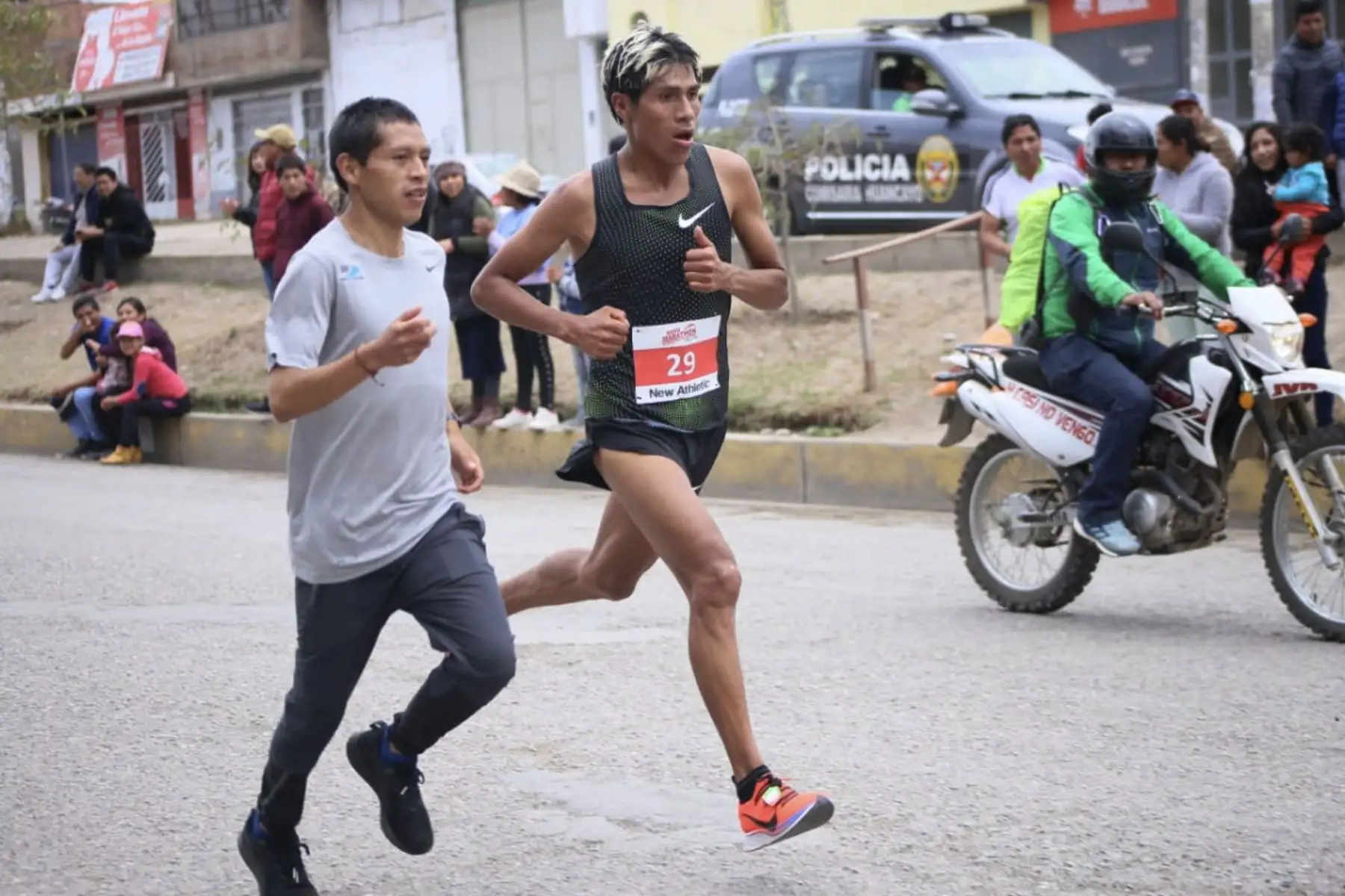El Campeón de los Juegos Panamericanos Lima 2019 Cristian Pacheco, en gran gesto apoya a su amigo Willy Canchaya para darle ánimos durante su participación en la  XXXV Maratón Internacional de Los Andes en Huancayo.
Foto: Cortesía Abel Aguilar