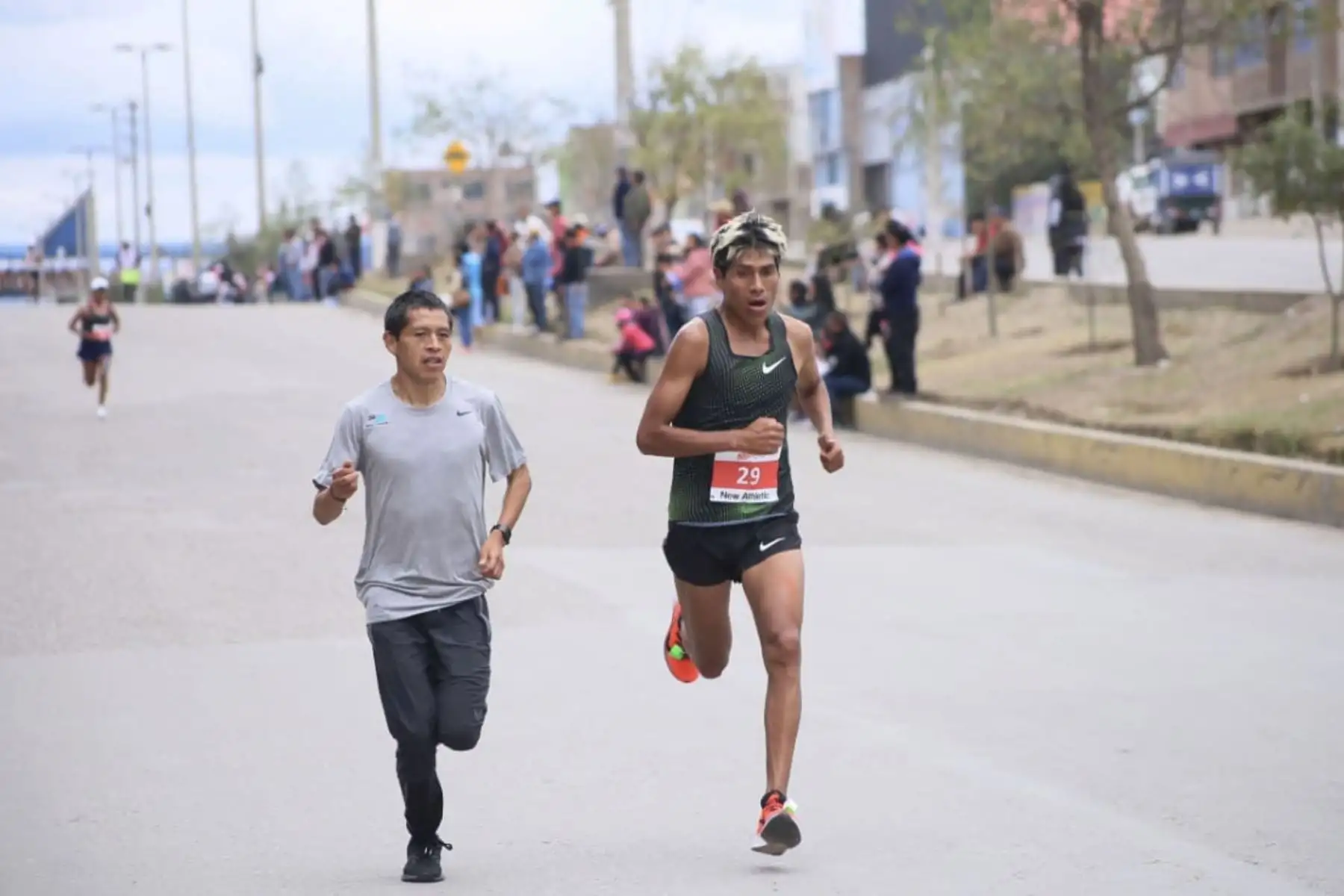 El Campeón de los Juegos Panamericanos Lima 2019 Cristian Pacheco, en gran gesto apoya a su amigo Willy Canchaya para darle ánimos durante su participación en la  XXXV Maratón Internacional de Los Andes en Huancayo.
Foto: Cortesía Abel Aguilar