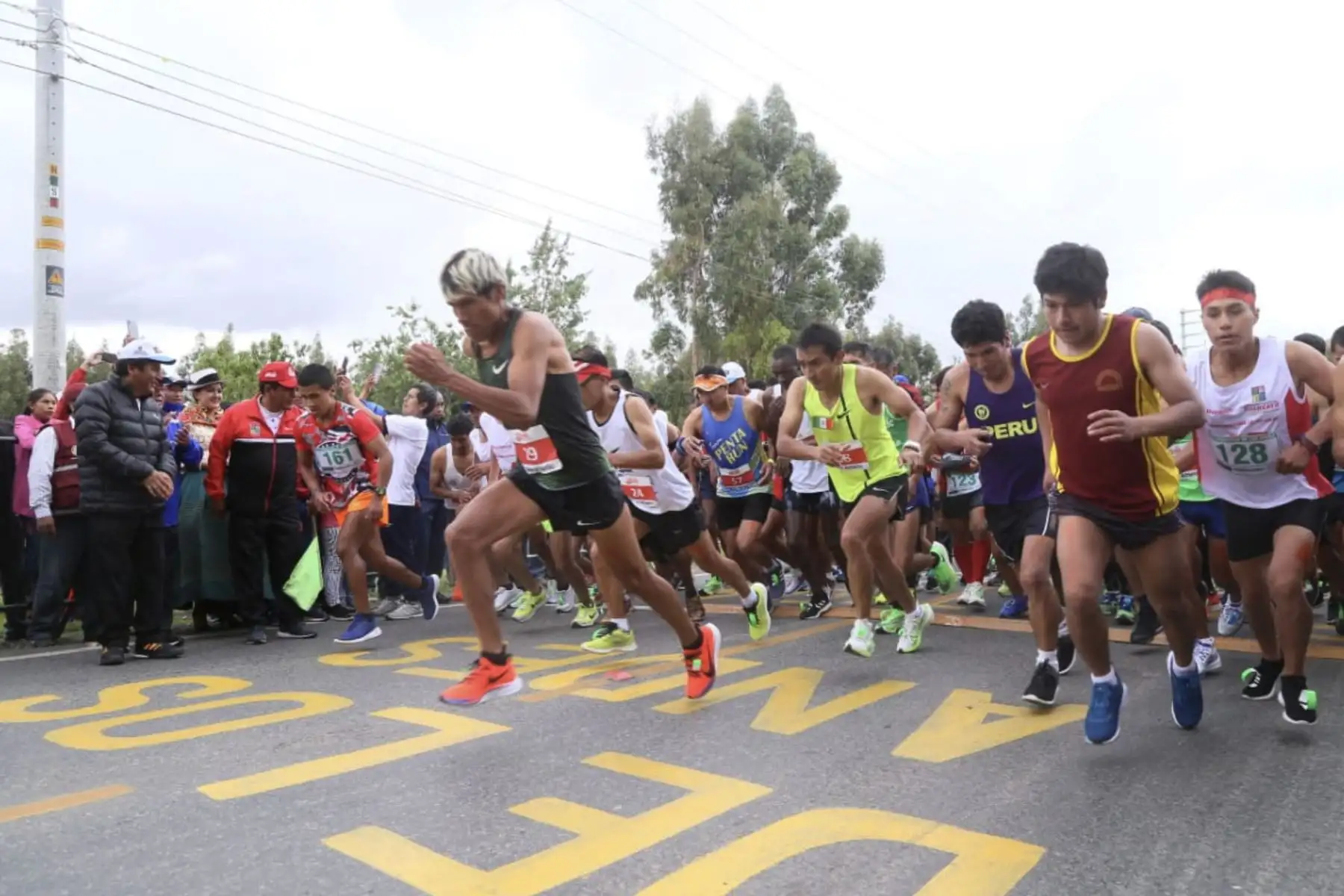 El Campeón de los Juegos Panamericanos Lima 2019 Cristian Pacheco, en gran gesto apoya a su amigo Willy Canchaya para darle ánimos durante su participación en la  XXXV Maratón Internacional de Los Andes en Huancayo.
Foto: Cortesía Abel Aguilar