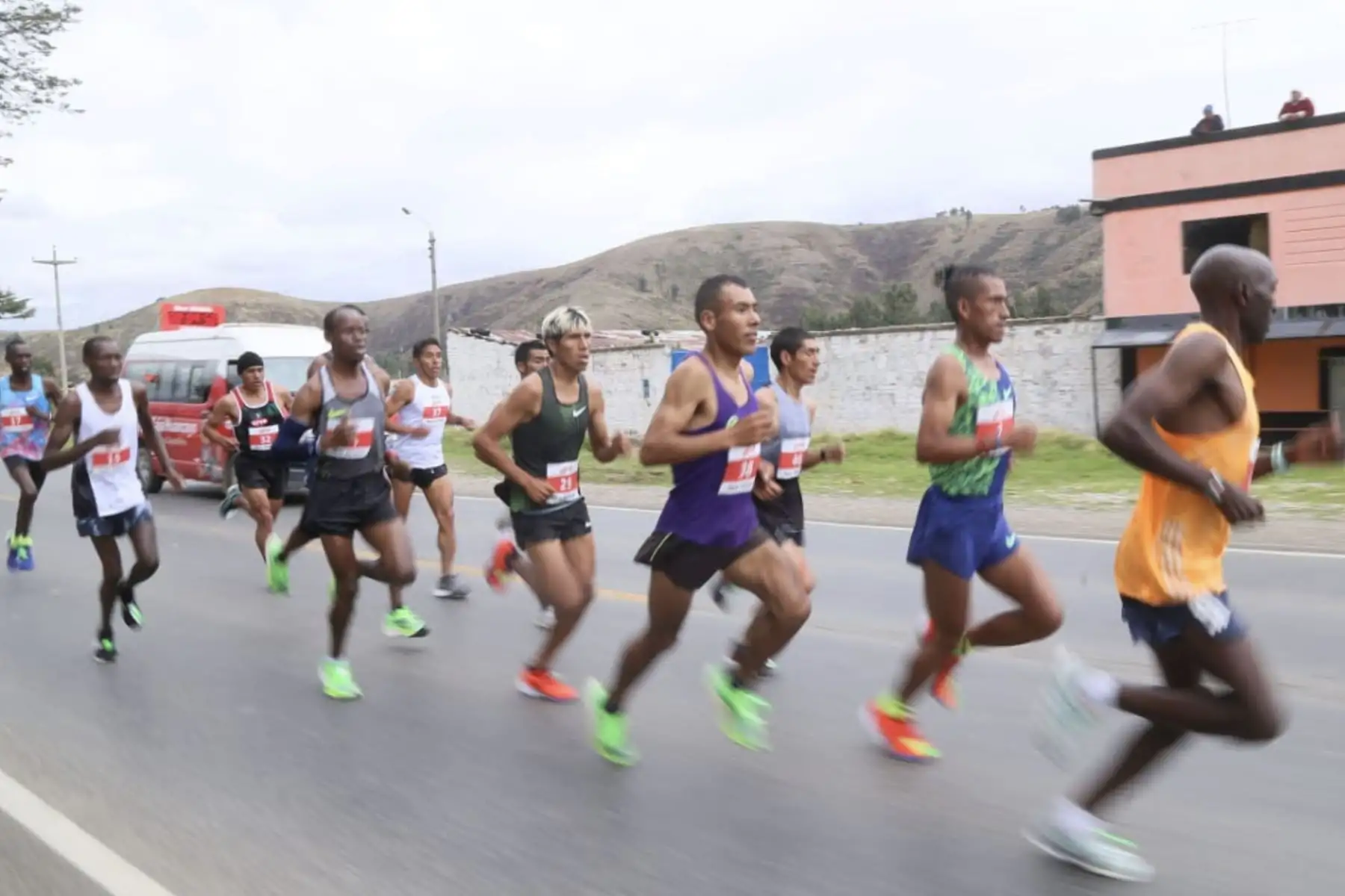 El Campeón de los Juegos Panamericanos Lima 2019 Cristian Pacheco, en gran gesto apoya a su amigo Willy Canchaya para darle ánimos durante su participación en la  XXXV Maratón Internacional de Los Andes en Huancayo.
Foto: Cortesía Abel Aguilar