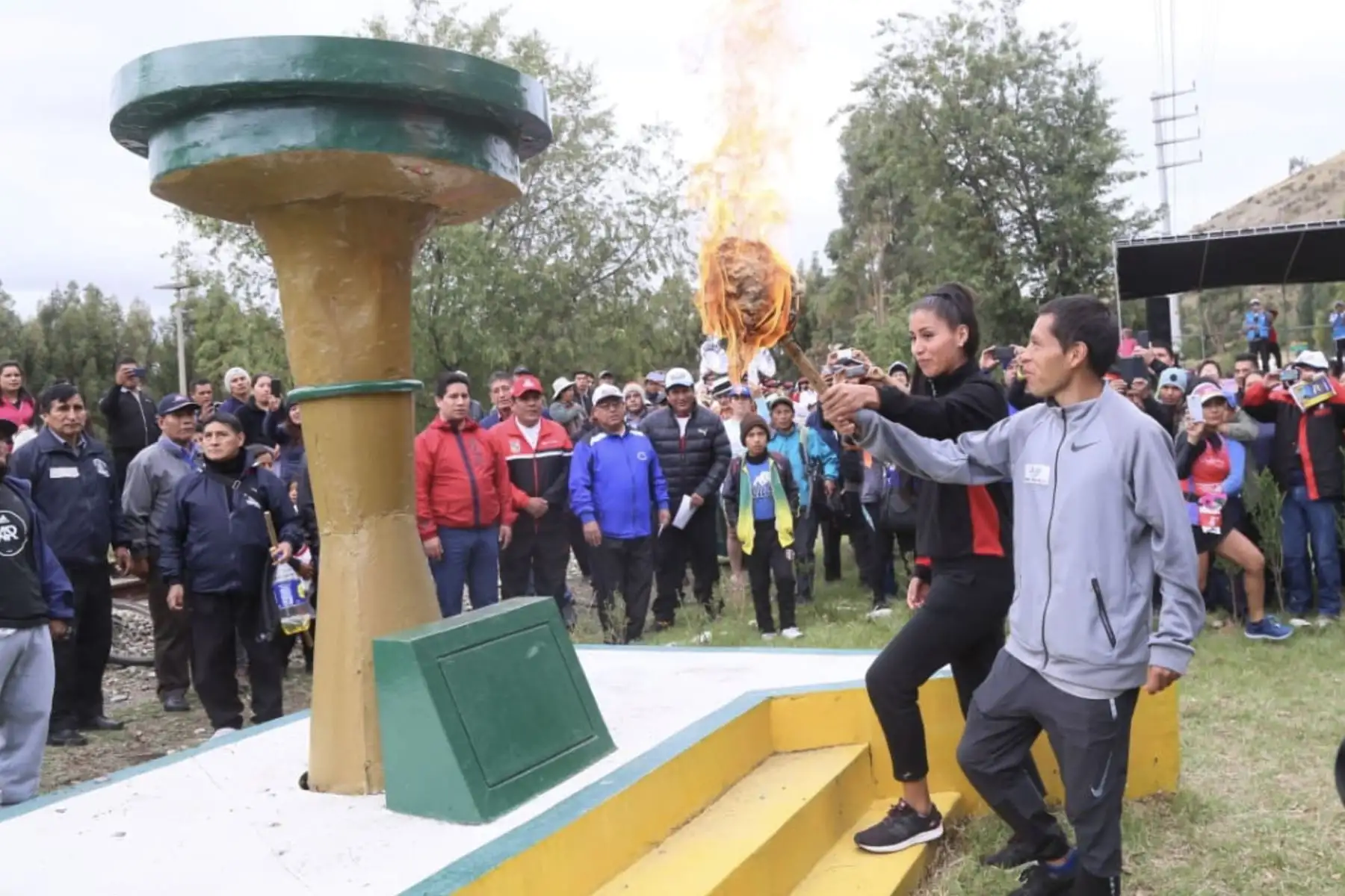 El Campeón de los Juegos Panamericanos Lima 2019 Cristian Pacheco, en gran gesto apoya a su amigo Willy Canchaya para darle ánimos durante su participación en la  XXXV Maratón Internacional de Los Andes en Huancayo.
Foto: Cortesía Abel Aguilar