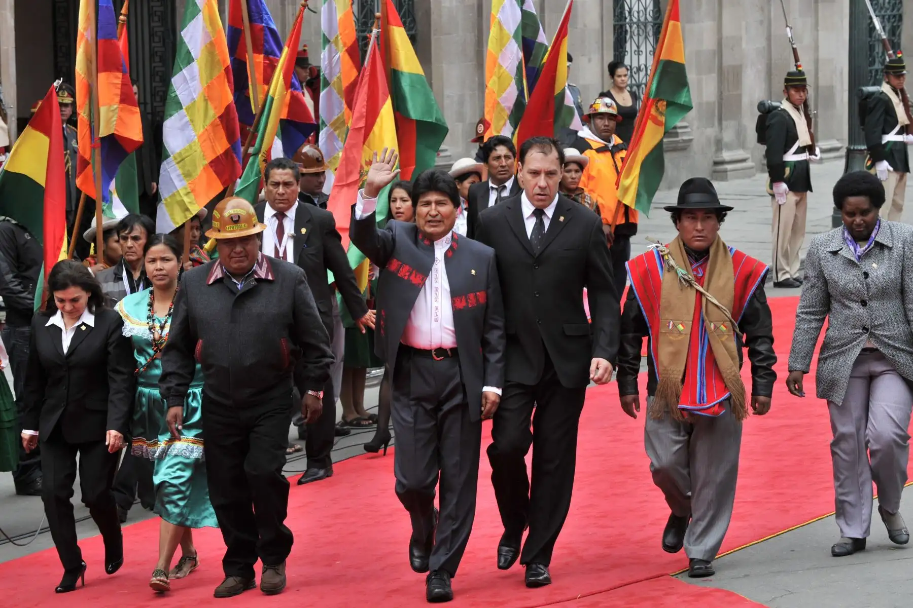 El presidente reelegido de Bolivia, Evo Morales (C), saluda mientras se dirige al Congreso Nacional para jurar un tercer mandato, en La Paz, el 22 de enero de 2015. Morales, el primer presidente indígena de Bolivia, prestó juramento con su puño izquierdo.
Foto: AFP