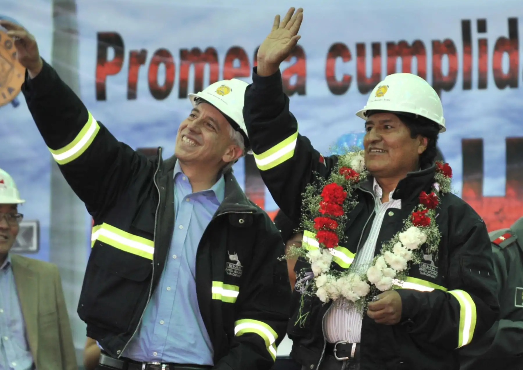 El presidente de Bolivia, Evo Morales (R) y el vicepresidente Álvaro García Linera, saludan durante la inauguración oficial de la planta de fundición de plomo y plata Karachipampa en Potosí, Bolivia, el 10 de septiembre de 2014. 
Foto:AFP