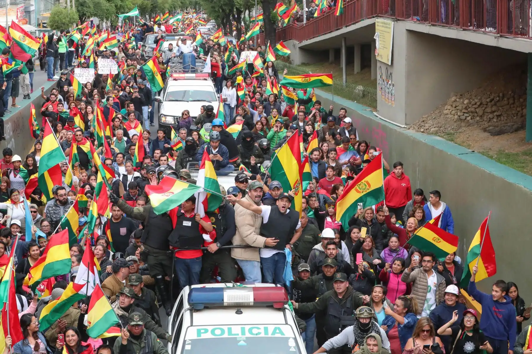 El líder cívico cruceño Luis Fernando Camacho (d) y el potosino Marco Pumari (i), celebran junto a ciudadanos bolivianos la renuncia del presidente de Bolivia, Evo Morales.
Foto: AFP