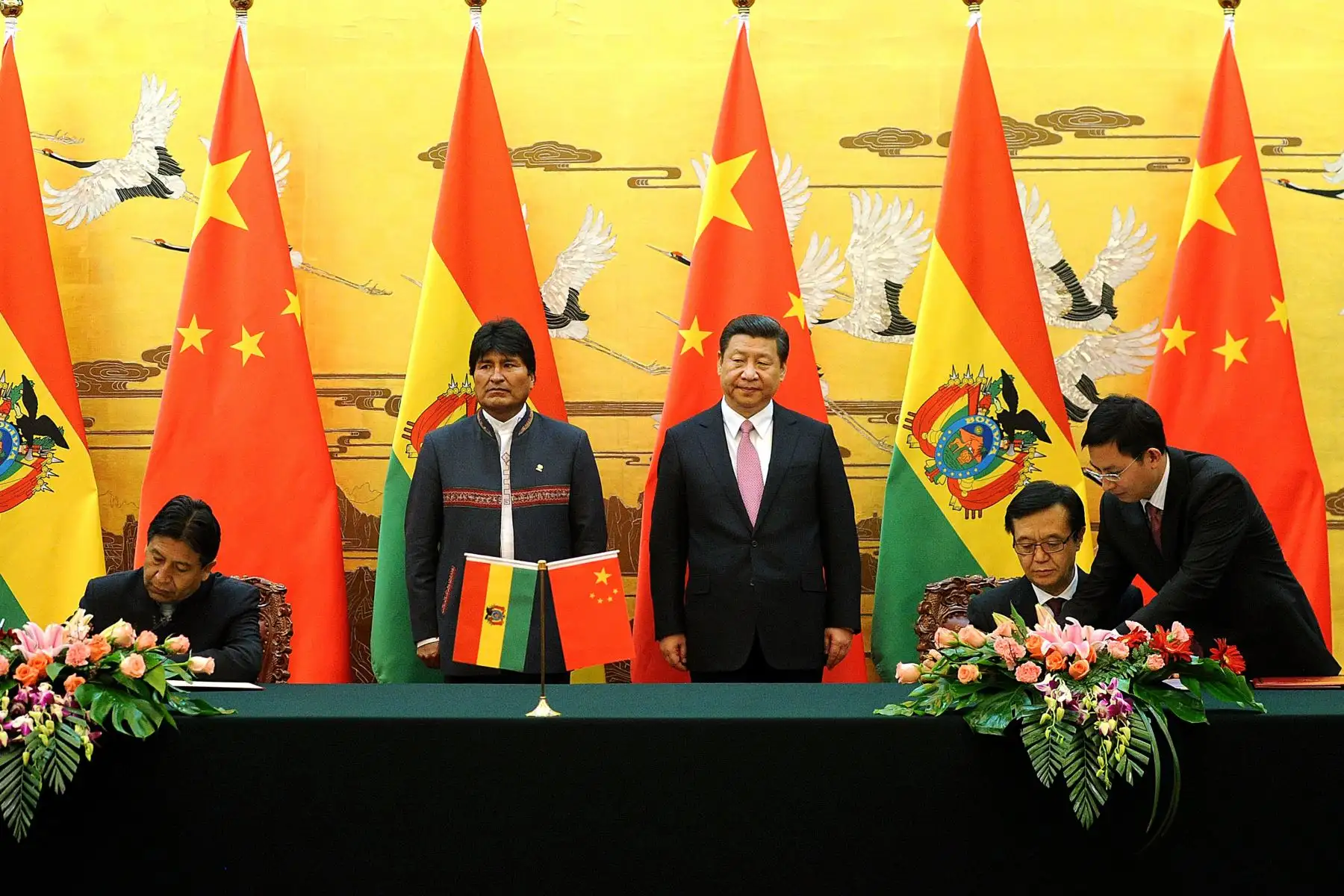 El presidente boliviano Evo Morales (centro L) y el presidente chino Xi Jinping (centro R) asisten a una ceremonia de firma en el Gran Salón del Pueblo en Beijing el 19 de diciembre de 2013. 
Foto: AFP
