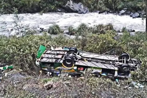 El lamentable accidente ocurrió a las 21:50 horas, a la altura del sector Chijisi, ceca de la ciudad capital de la provincia de Sandia, cuando el ómnibus se dirigía de Juliaca con destino al distrito de Putina Punco.