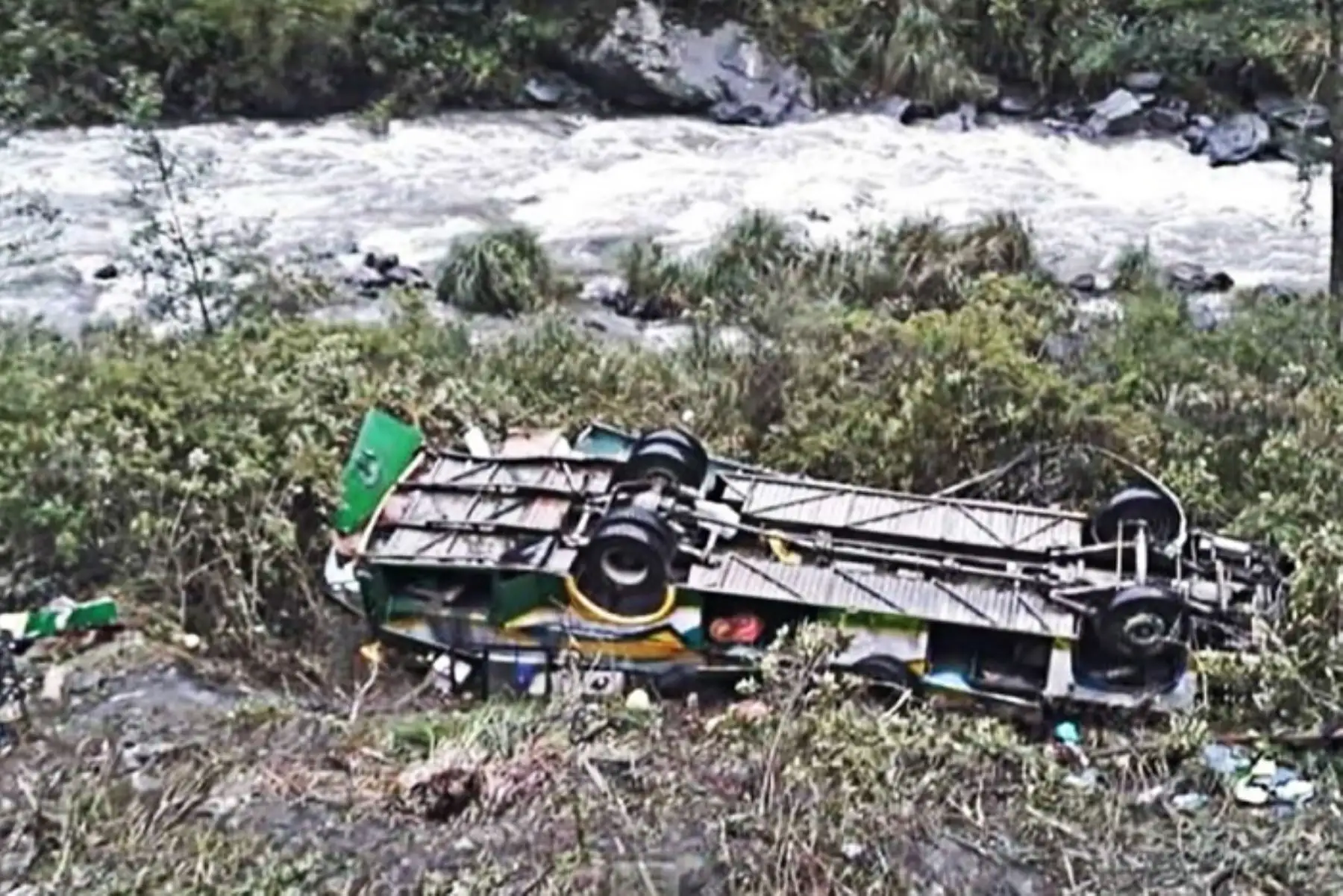 El lamentable accidente ocurrió a las 21:50 horas, a la altura del sector Chijisi, ceca de la ciudad capital de la provincia de Sandia, cuando el ómnibus se dirigía de Juliaca con destino al distrito de Putina Punco.