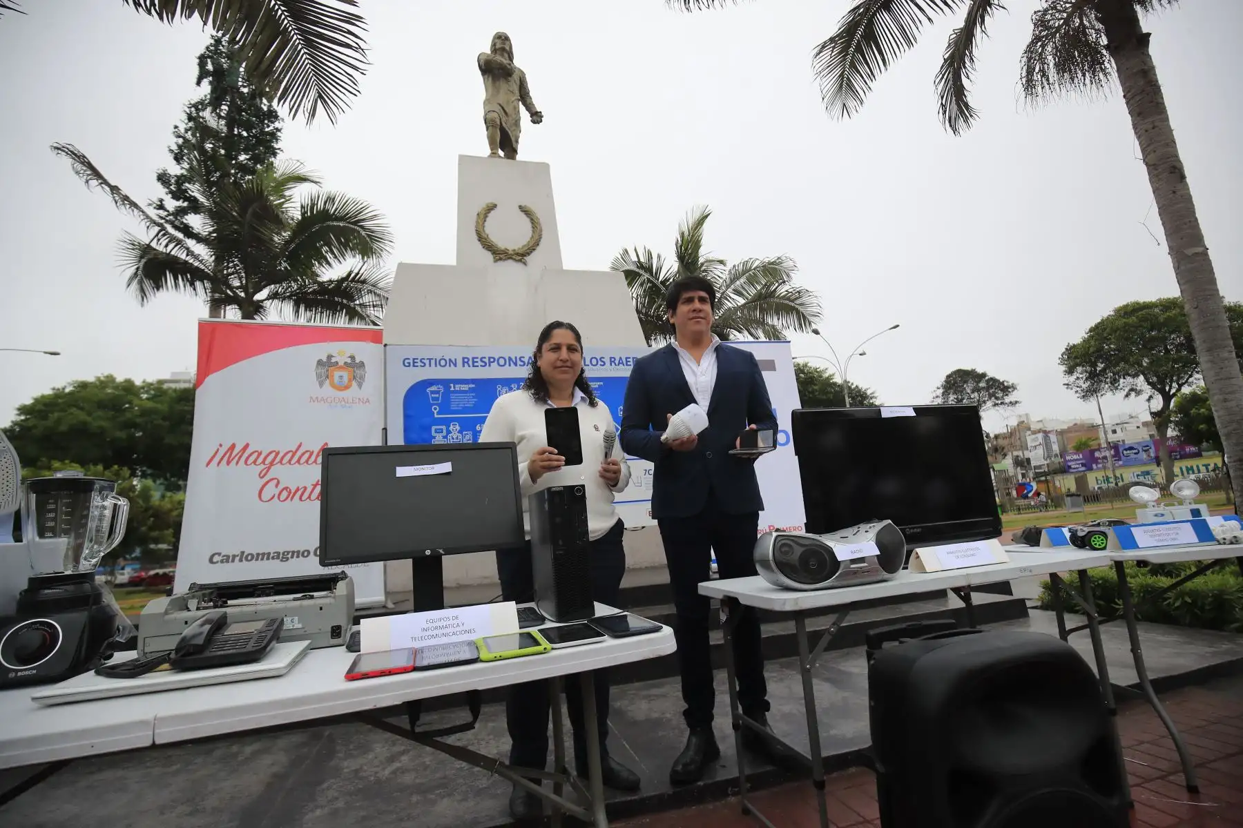La ministra del Ambiente Fabiola Muñoz y el alcalde de Magdalena Carlomagno Chacón promueven el reciclaje de Residuos de Aparatos Eléctricos y Electrónicos (RAEE) en la plaza Túpac Amaru de Magdalena.

Foto: Juan Carlos Guzmán Negrini