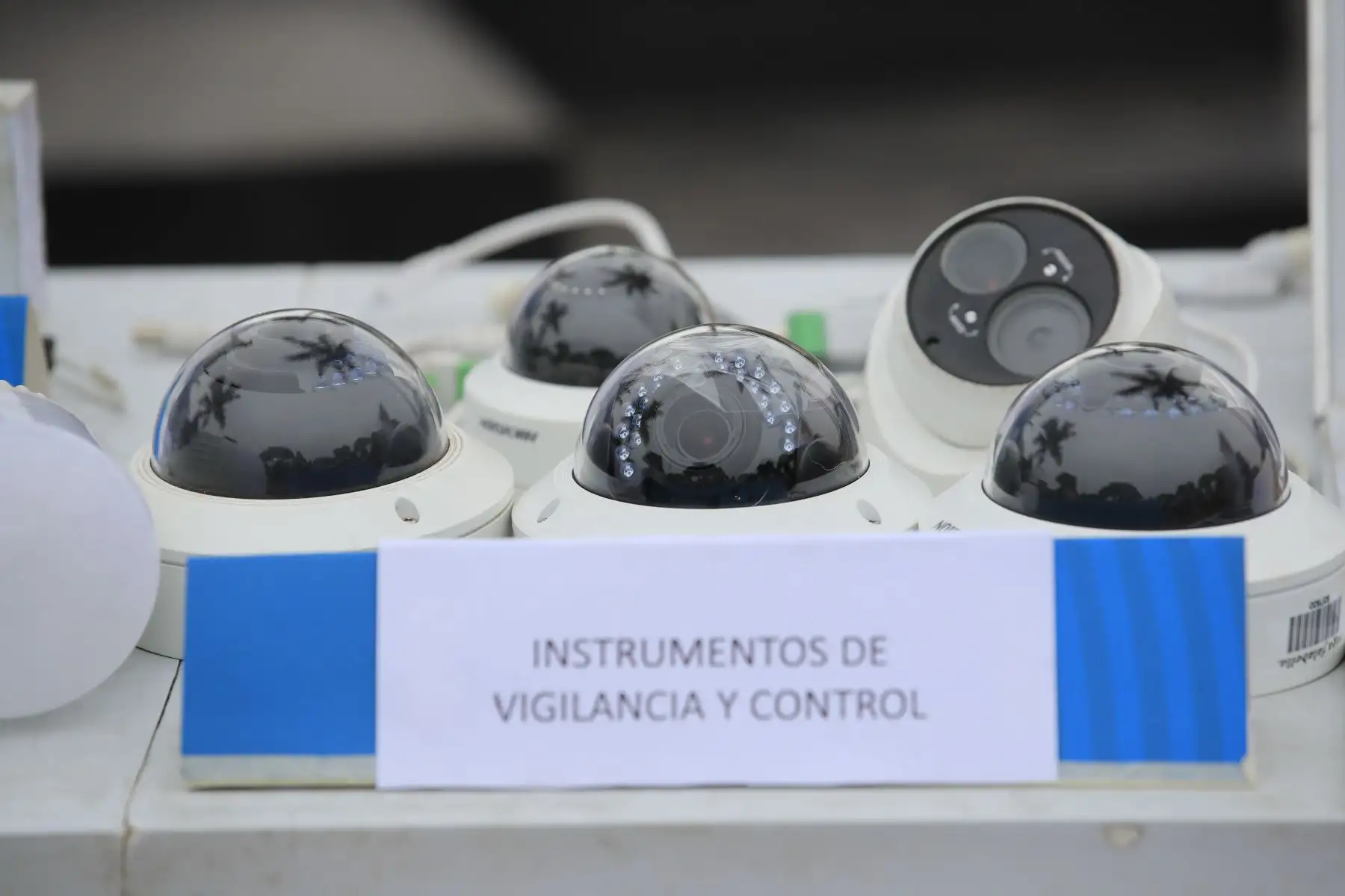 La ministra del Ambiente Fabiola Muñoz y el alcalde de Magdalena Carlomagno Chacón promueven el reciclaje de Residuos de Aparatos Eléctricos y Electrónicos (RAEE) en la plaza Túpac Amaru de Magdalena.

Foto: Juan Carlos Guzmán Negrini
