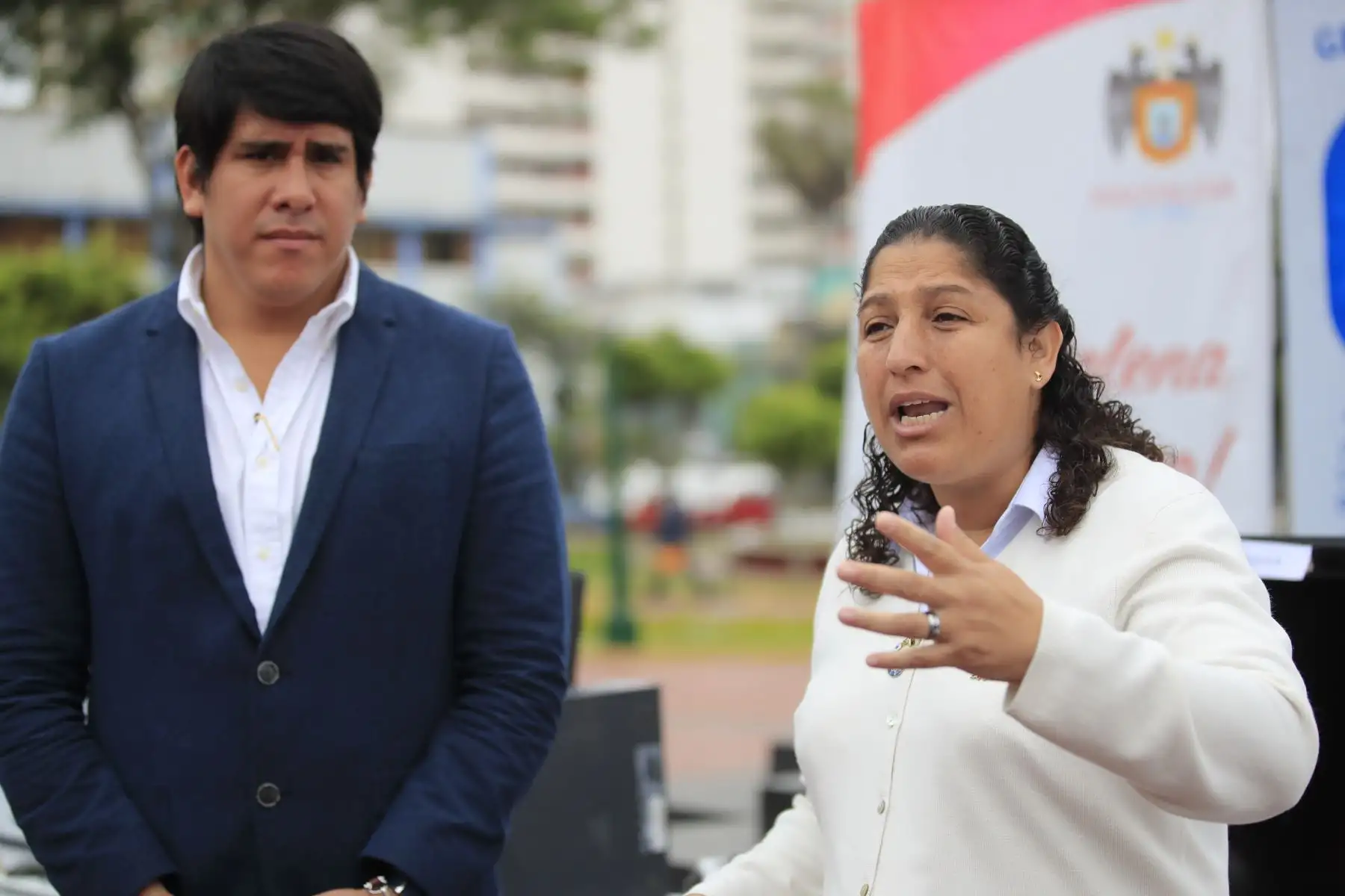 La ministra del Ambiente Fabiola Muñoz y el alcalde de Magdalena Carlomagno Chacón promueven el reciclaje de Residuos de Aparatos Eléctricos y Electrónicos (RAEE) en la plaza Túpac Amaru de Magdalena.

Foto: Juan Carlos Guzmán Negrini