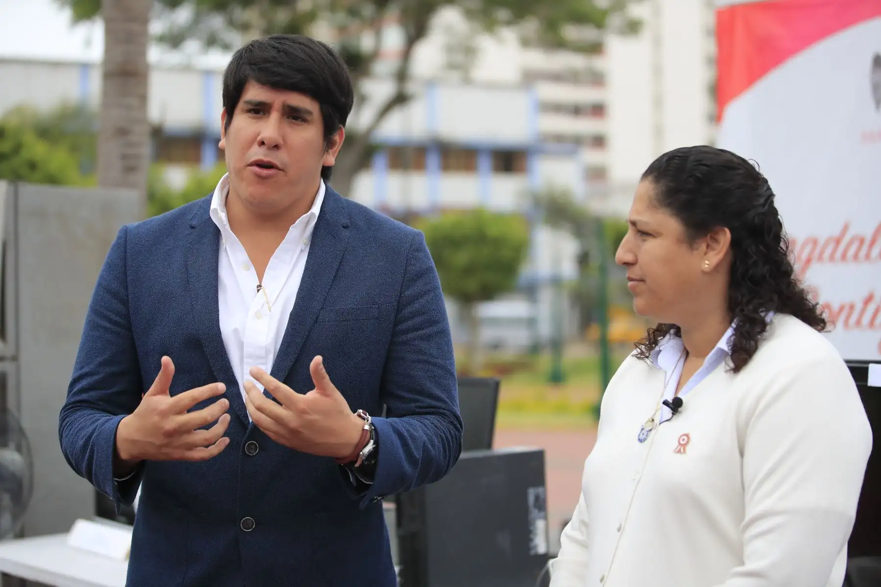 La ministra del Ambiente Fabiola Muñoz y el alcalde de Magdalena Carlomagno Chacón promueven el reciclaje de Residuos de Aparatos Eléctricos y Electrónicos (RAEE) en la plaza Túpac Amaru de Magdalena.

Foto: ANDINA/ Juan Carlos Guzmán Negrini