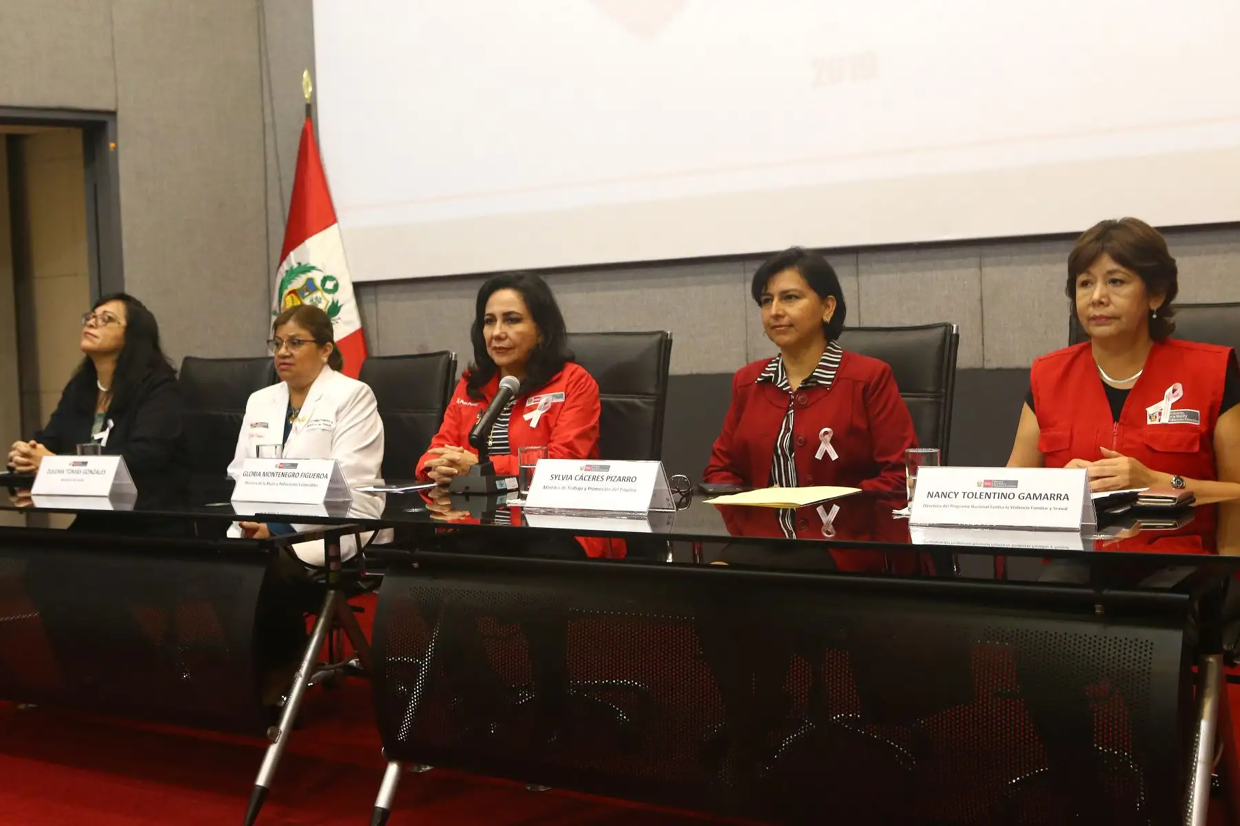 La ministra de la mujer Gloria Montenegro, acompañada de las ministras de trabajo Silvia Caceres y salud Zulema Tomás, inician la campaña "Violencia disfrazada de amor" en el día mundial de la lucha contra la violencia de la  mujer. Foto:ANDINA/Héctor Vinces
