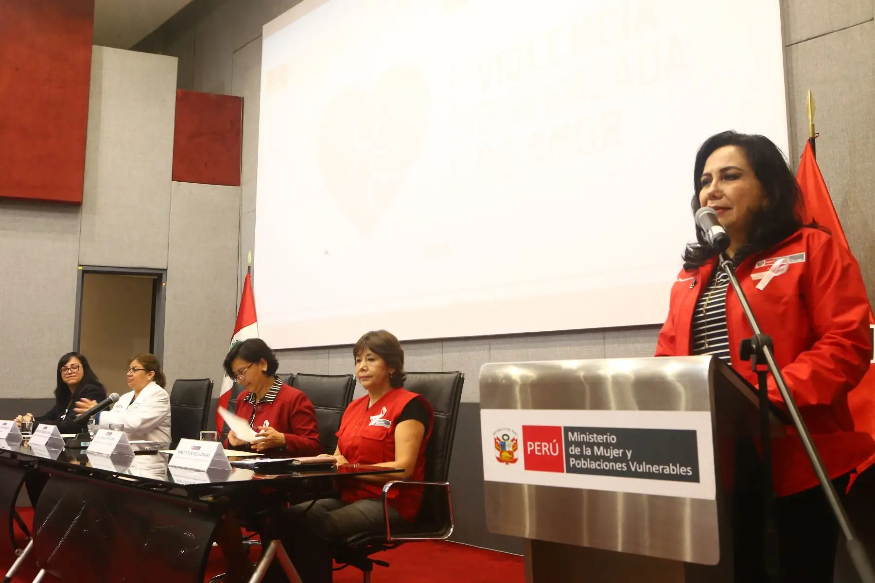 La ministra de la mujer Gloria Montenegro, acompañada de las ministras de trabajo Silvia Caceres y salud Zulema Tomás, inician la campaña "Violencia disfrazada de amor" en el día mundial de la lucha contra la violencia de la  mujer. Foto:ANDINA/Héctor Vinces