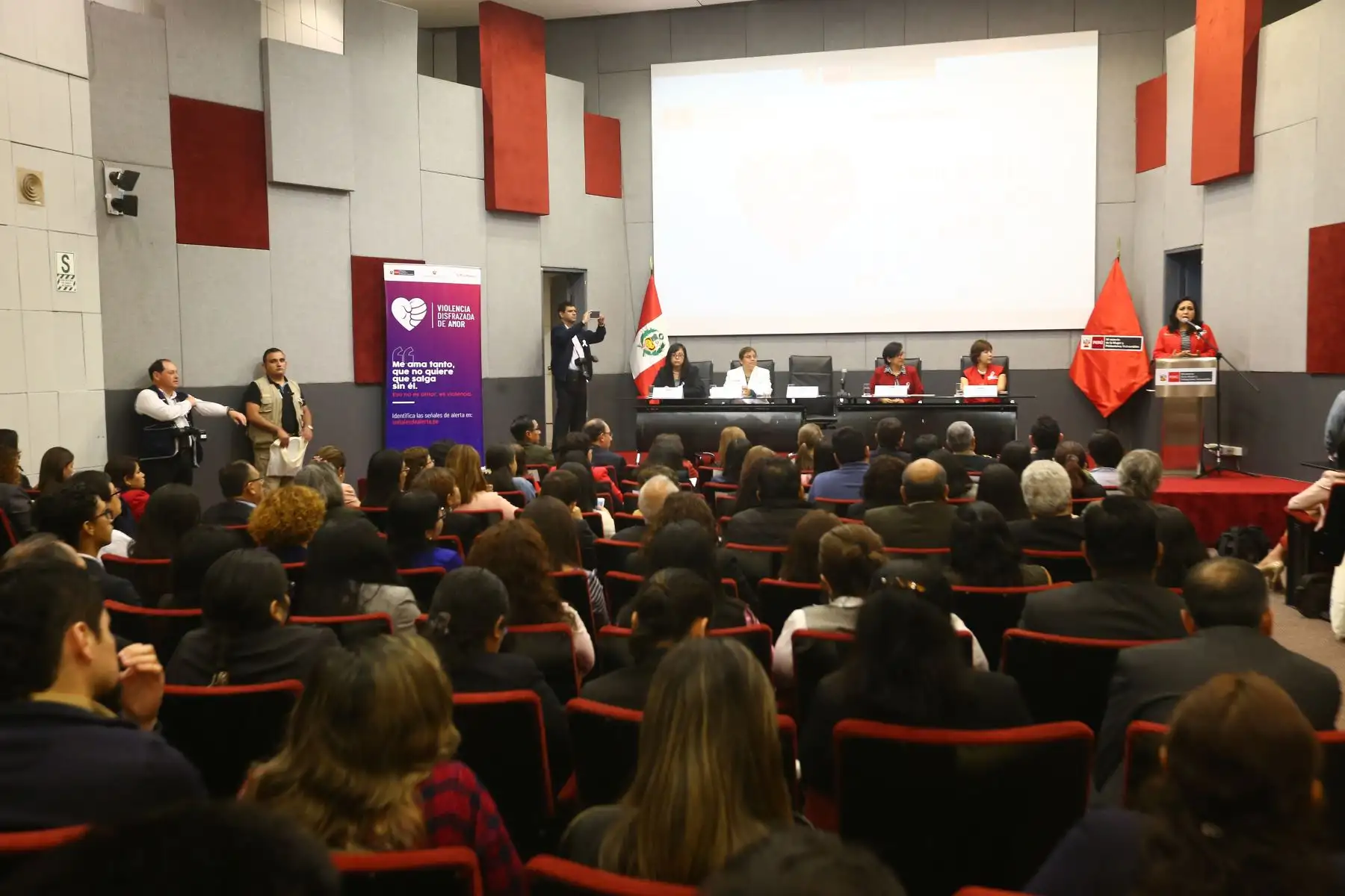 La ministra de la mujer Gloria Montenegro, acompañada de las ministras de trabajo Silvia Caceres y salud Zulema Tomás, inician la campaña "Violencia disfrazada de amor" en el día mundial de la lucha contra la violencia de la  mujer. Foto:ANDINA/Héctor Vinces