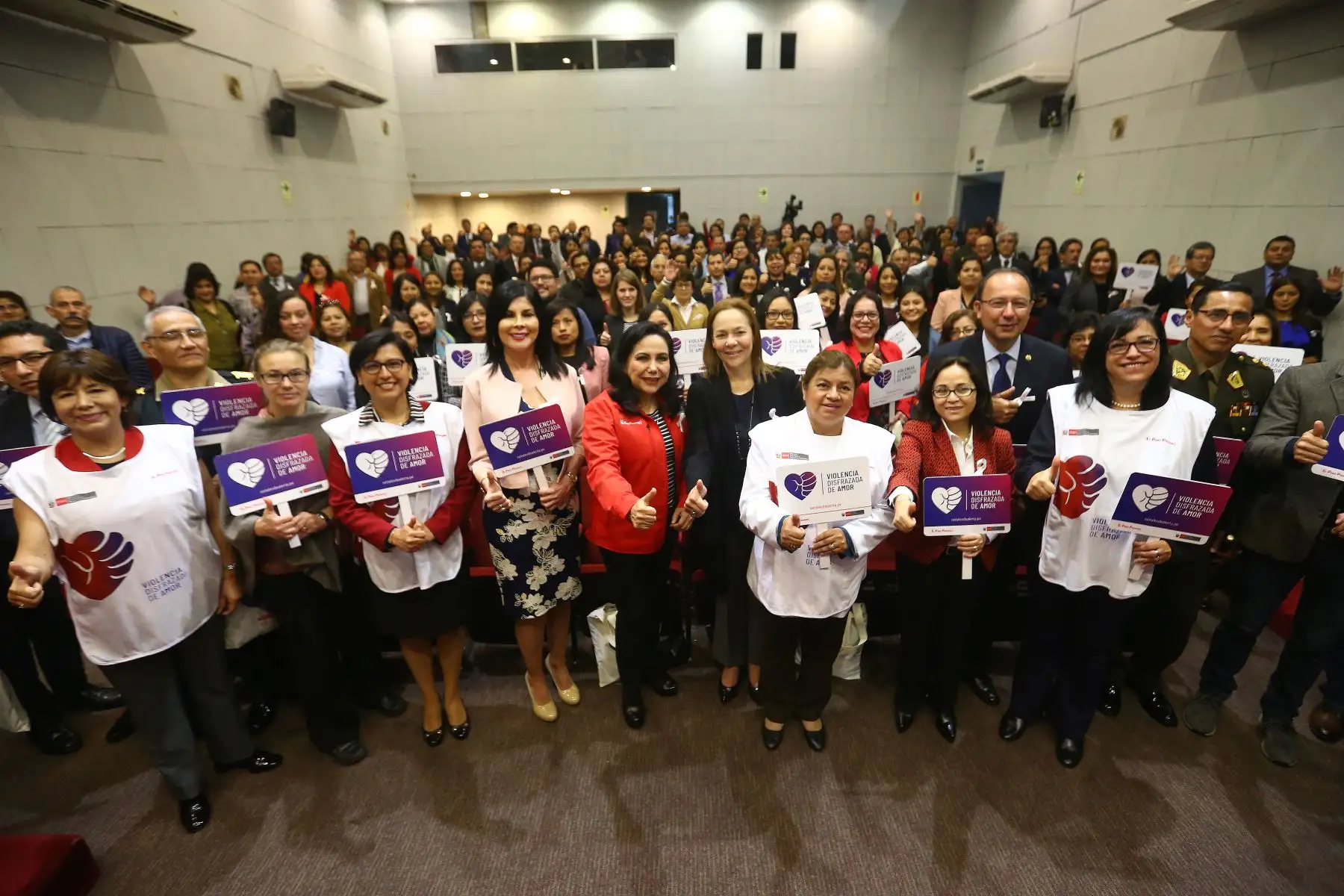 La ministra de la mujer Gloria Montenegro, acompañada de las ministras de trabajo Silvia Caceres y salud Zulema Tomás, inician la campaña "Violencia disfrazada de amor" en el día mundial de la lucha contra la violencia de la  mujer. Foto:ANDINA/Héctor Vinces