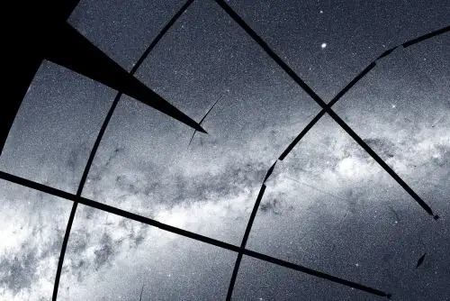 Imagen forma parte del mosaico del cielo del sur, que fue ensamblado a partir de 208 imágenes tomadas por el Satélite de Inspección de Exoplanetas en Tránsito (TESS) de la NASA. Créditos: NASA / MIT / TESS y Ethan Kruse (USRA)