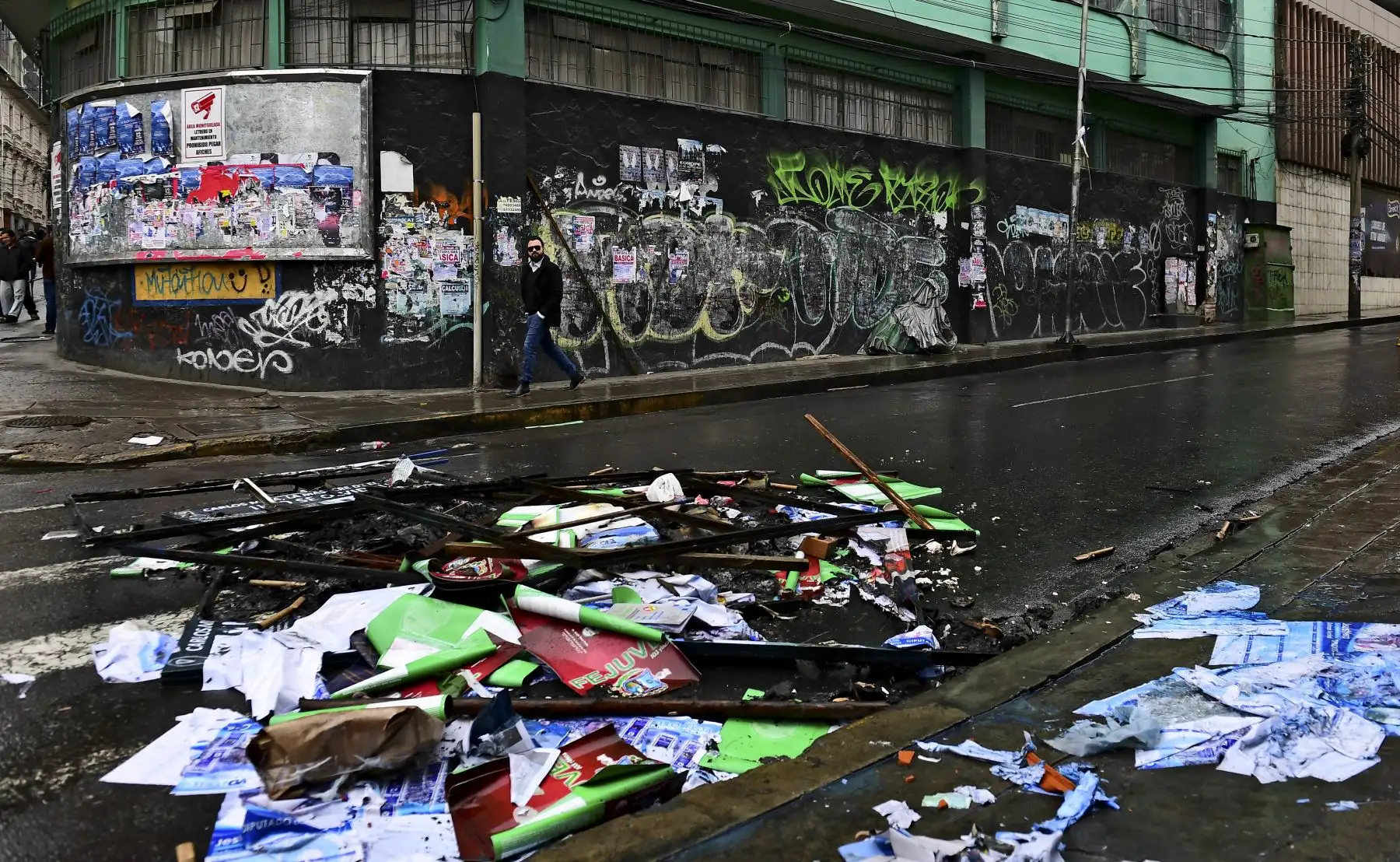 Un hombre camina por una calle después de las protestas en La Paz el 11 de noviembre de 2019. Foto: AFP