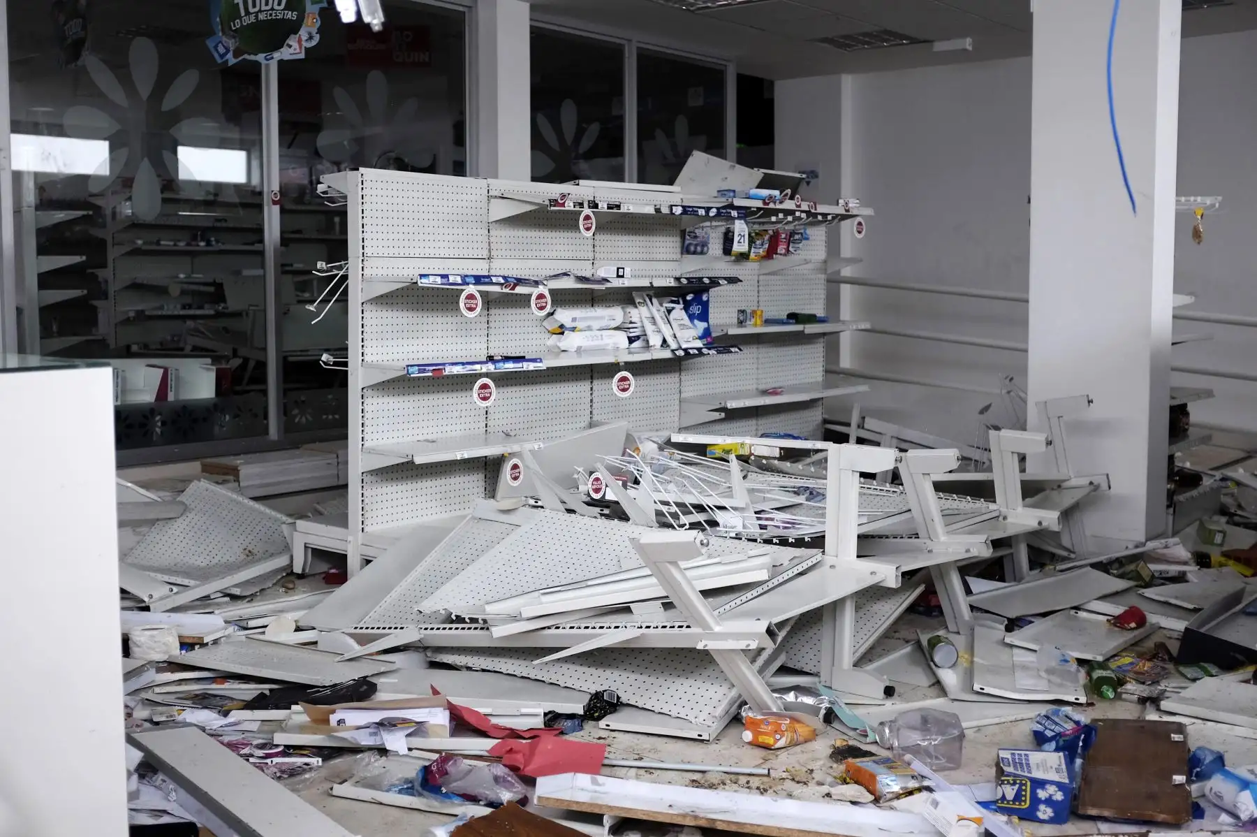 Farmacia saqueada en La Paz durante las protestas después de la renuncia  del expresidente de Bolivia Evo Morales. Foto: AFP