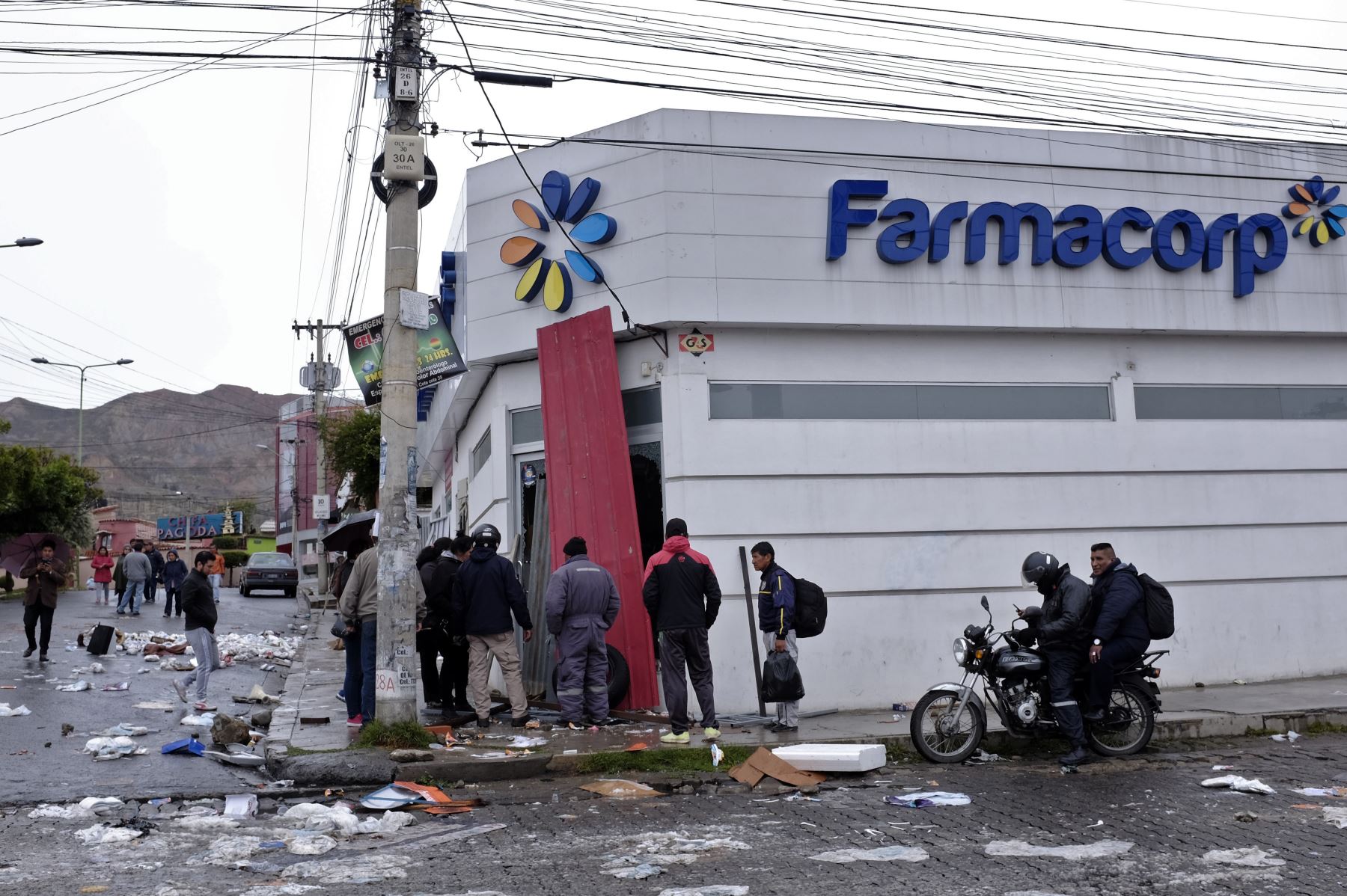 Farmacia saqueada en La Paz durante las protestas después de la renuncia  del expresidente de Bolivia Evo Morales. Foto: AFP