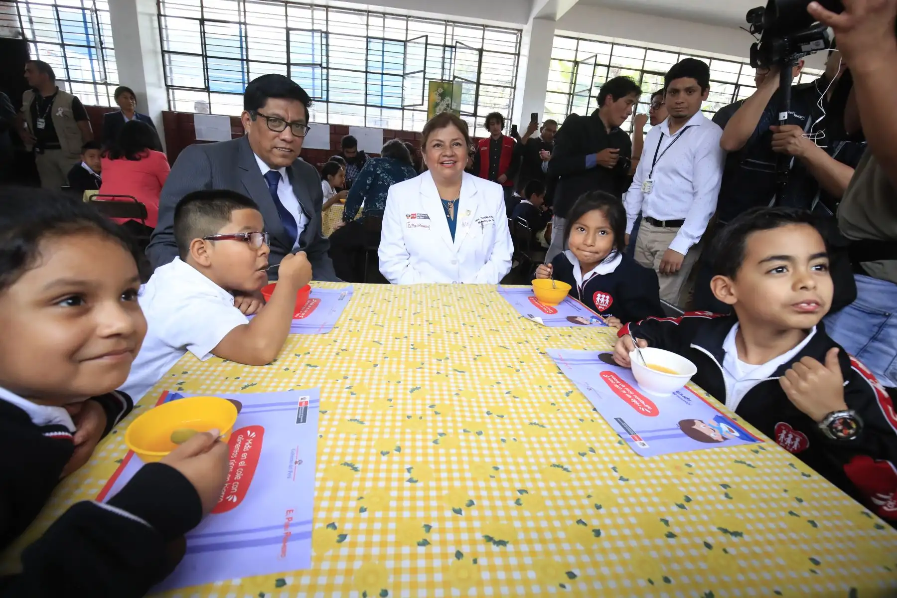 El Presidente del Consejo de ministros Vicente Zeballos, acompañado de las ministras Flor Pablo, Fabiola Muñoz, Gloria Montenegro, Zulema Tomás y Milagros Luna acudieron al colegio Fe y Alegría No 4 para presentar la estrategia "Escuelas de Vida" cuya finalidad es promover alimentación sana, estilos de vida y entornos saludables para escolares de primaria y secundaria. 

Foto:ANDINA / Juan Carlos Guzmán Negrini