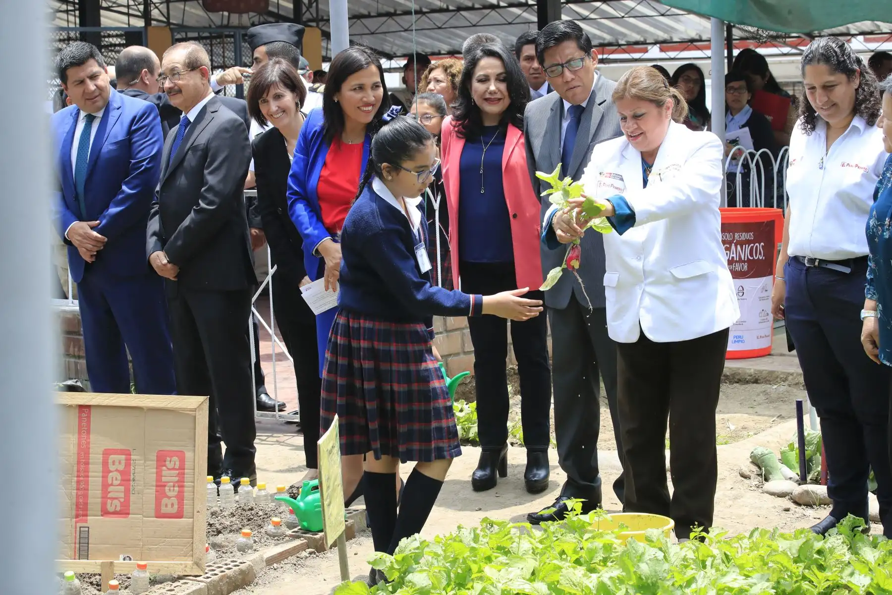 El Presidente del Consejo de ministros Vicente Zeballos, acompañado de las ministras Flor Pablo, Fabiola Muñoz, Gloria Montenegro, Zulema Tomás y Milagros Luna acudieron al colegio Fe y Alegría No 4 para presentar la estrategia "Escuelas de Vida" cuya finalidad es promover alimentación sana, estilos de vida y entornos saludables para escolares de primaria y secundaria. 

Foto:ANDINA / Juan Carlos Guzmán Negrini