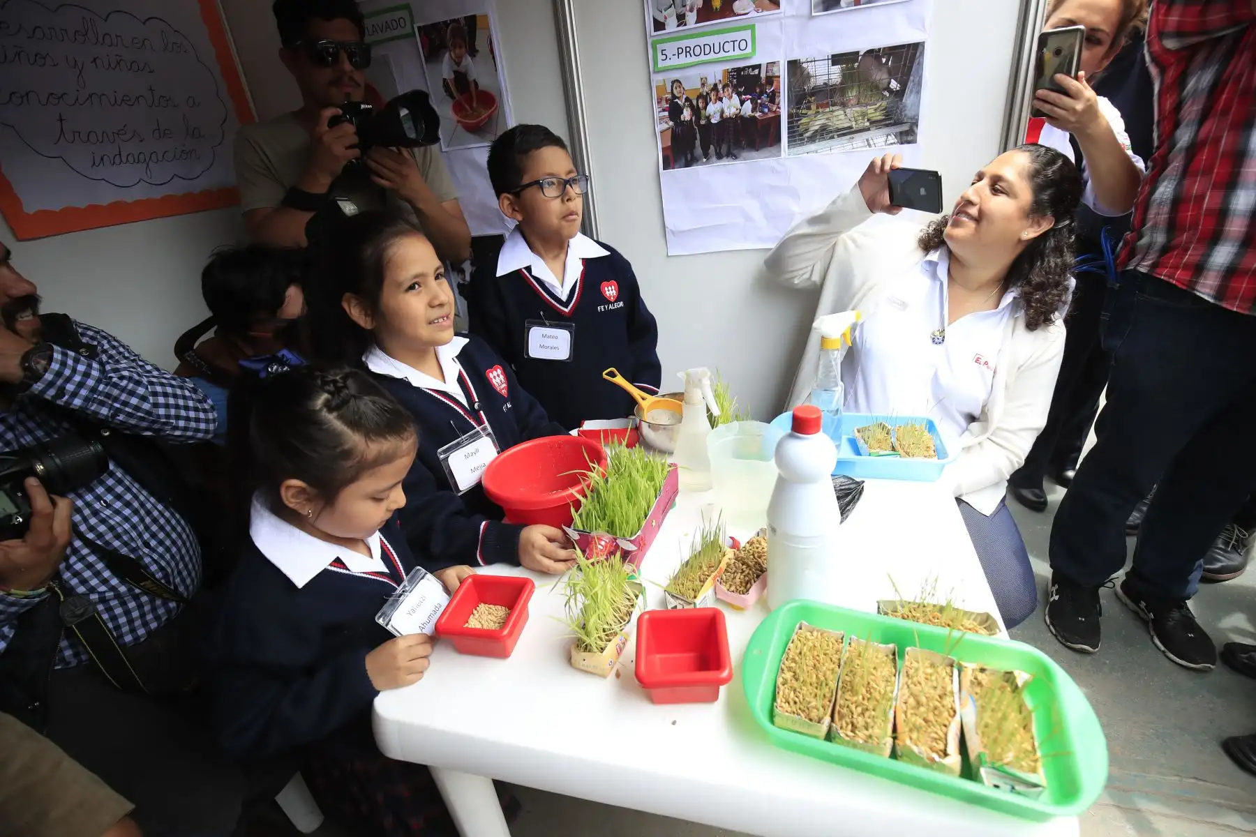 El Presidente del Consejo de ministros Vicente Zeballos, acompañado de las ministras Flor Pablo, Fabiola Muñoz, Gloria Montenegro, Zulema Tomás y Milagros Luna acudieron al colegio Fe y Alegría No 4 para presentar la estrategia "Escuelas de Vida" cuya finalidad es promover alimentación sana, estilos de vida y entornos saludables para escolares de primaria y secundaria. 

Foto:ANDINA / Juan Carlos Guzmán Negrini