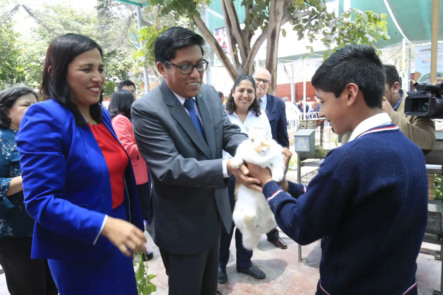 El Presidente del Consejo de ministros Vicente Zeballos, acompañado de las ministras Flor Pablo, Fabiola Muñoz, Gloria Montenegro, Zulema Tomás y Milagros Luna acudieron al colegio Fe y Alegría No 4 para presentar la estrategia "Escuelas de Vida" cuya finalidad es promover alimentación sana, estilos de vida y entornos saludables para escolares de primaria y secundaria. 

Foto:ANDINA / Juan Carlos Guzmán Negrini
