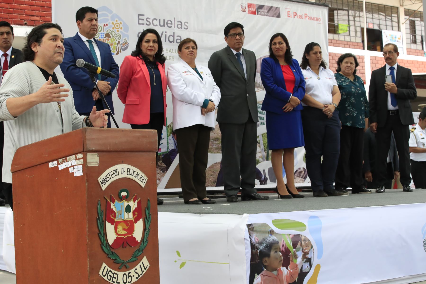 El reconocido cocinero Gastón Acurio junto con el Presidente del Consejo de ministros Vicente Zeballos, acompañado de las ministras Flor Pablo, Fabiola Muñoz, Gloria Montenegro, Zulema Tomás y Milagros Luna acudieron al colegio Fe y Alegría No 4 para presentar la estrategia "Escuelas de Vida" cuya finalidad es promover alimentación sana, estilos de vida y entornos saludables para escolares de primaria y secundaria. 

Foto:ANDINA / Juan Carlos Guzmán Negrini