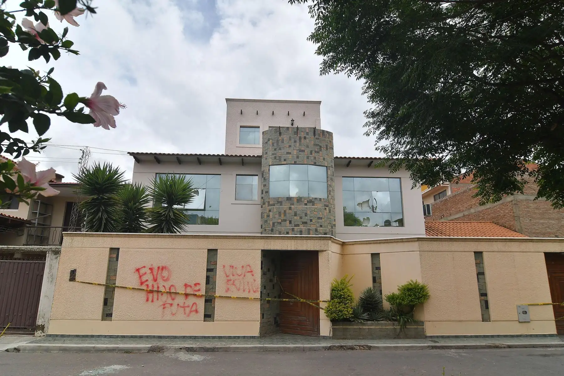 Fotografía que muestra la casa de Evo Morales en la ciudad de Cochabamba, donde fue saqueada y destrozada por manifestantes.
Foto: EFE
