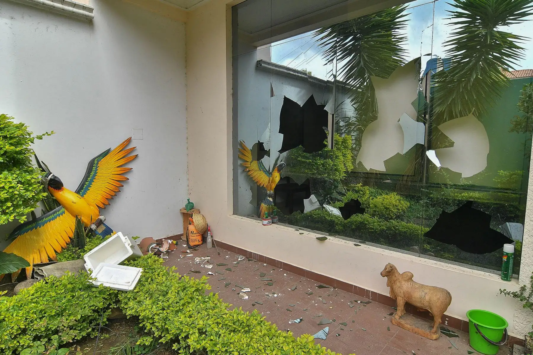 Fotografía que muestra la casa de Evo Morales en la ciudad de Cochabamba, donde fue saqueada y destrozada por manifestantes. 
Foto: EFE