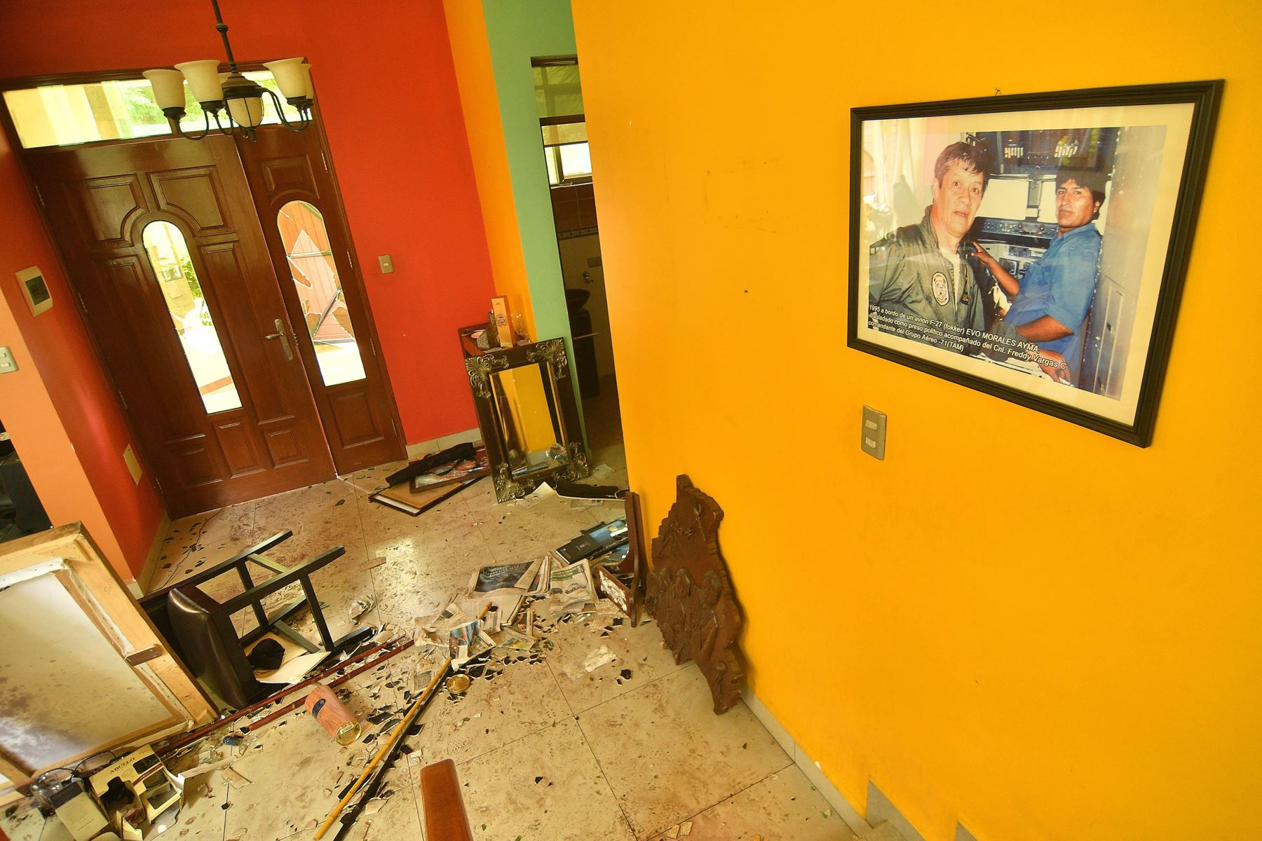 Fotografía que muestra la casa de Evo Morales en la ciudad de Cochabamba, donde fue saqueada y destrozada por manifestantes. 
Foto: EFE